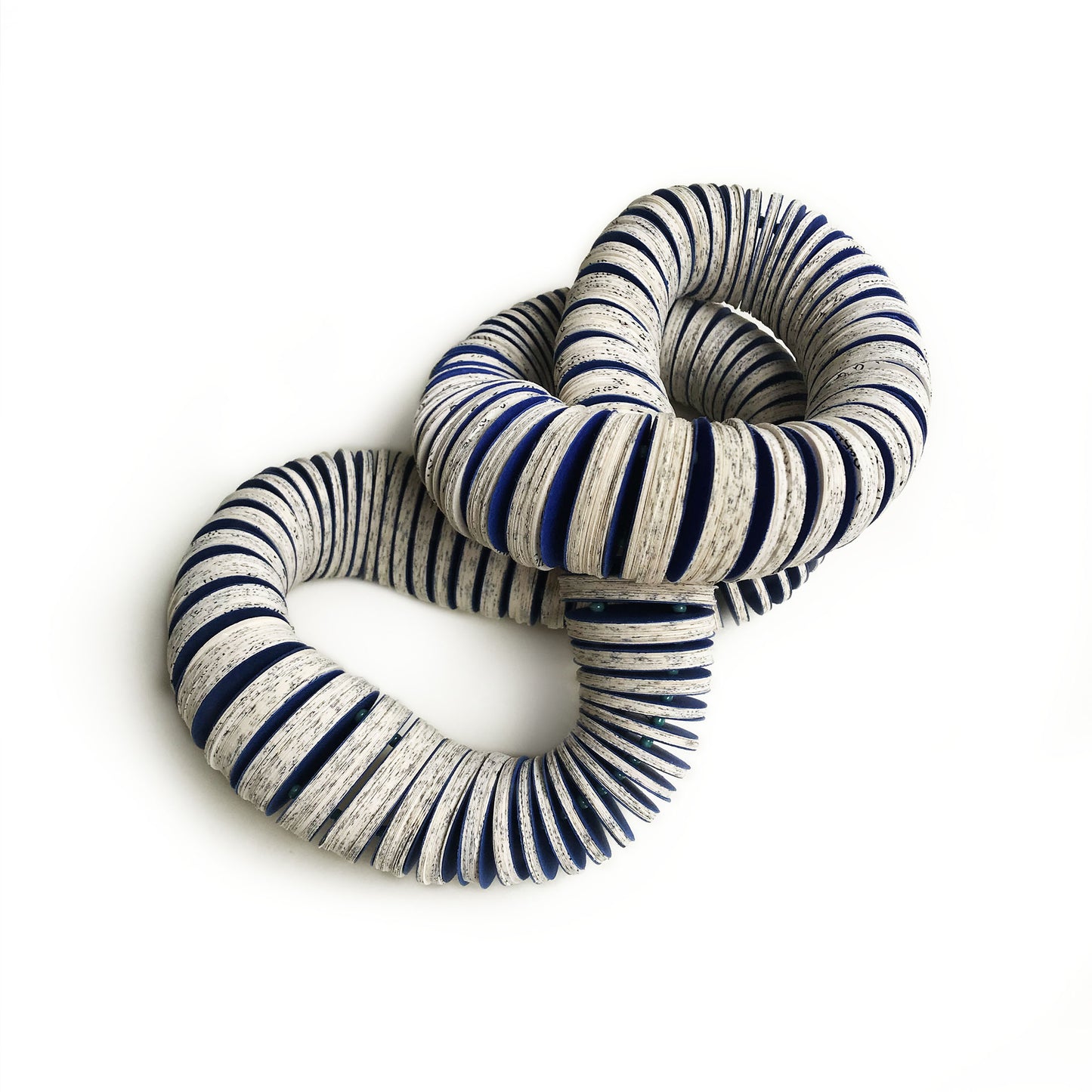 Blue words, collana lunga in carta riciclata di libro