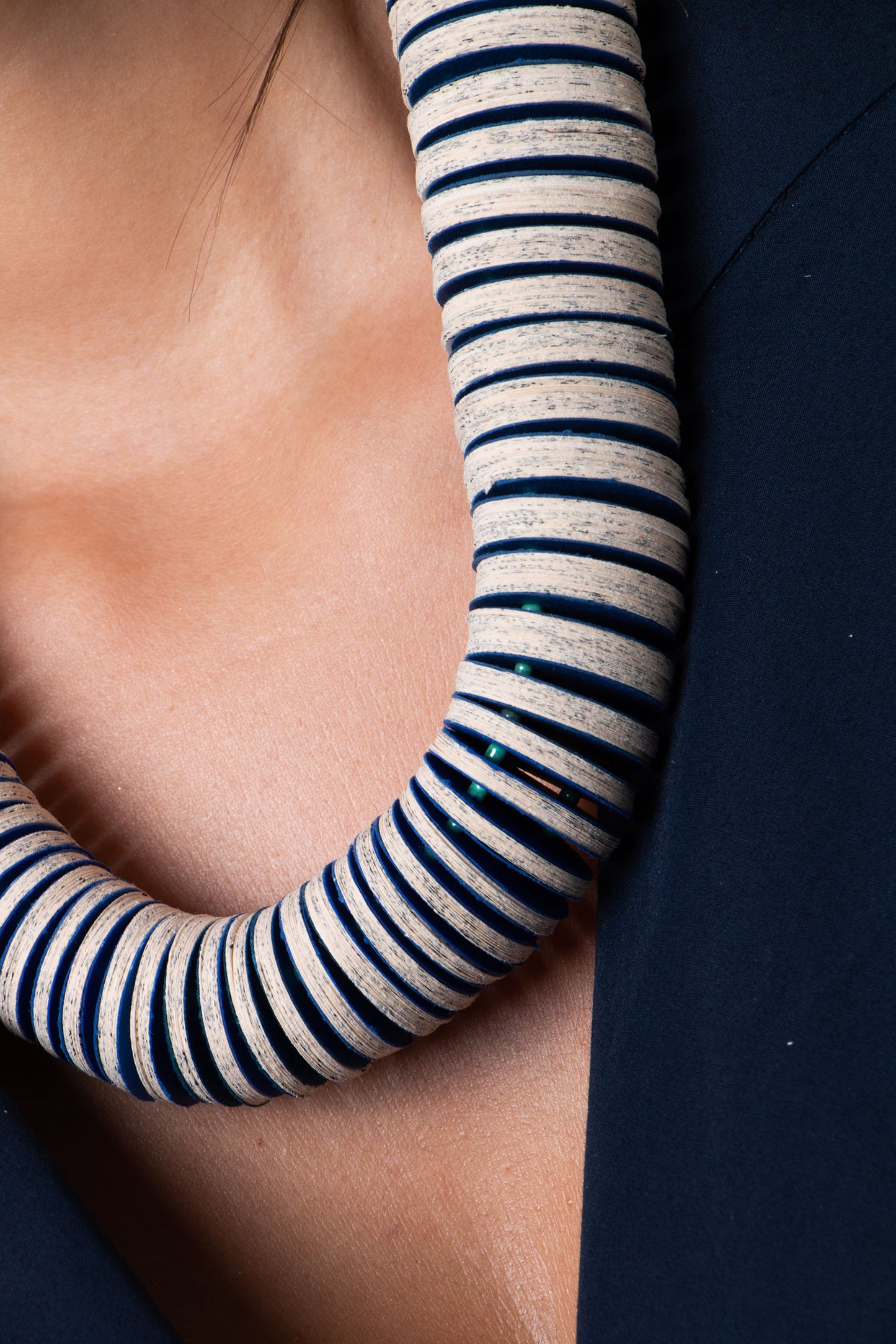 Blue words, collana lunga in carta riciclata di libro