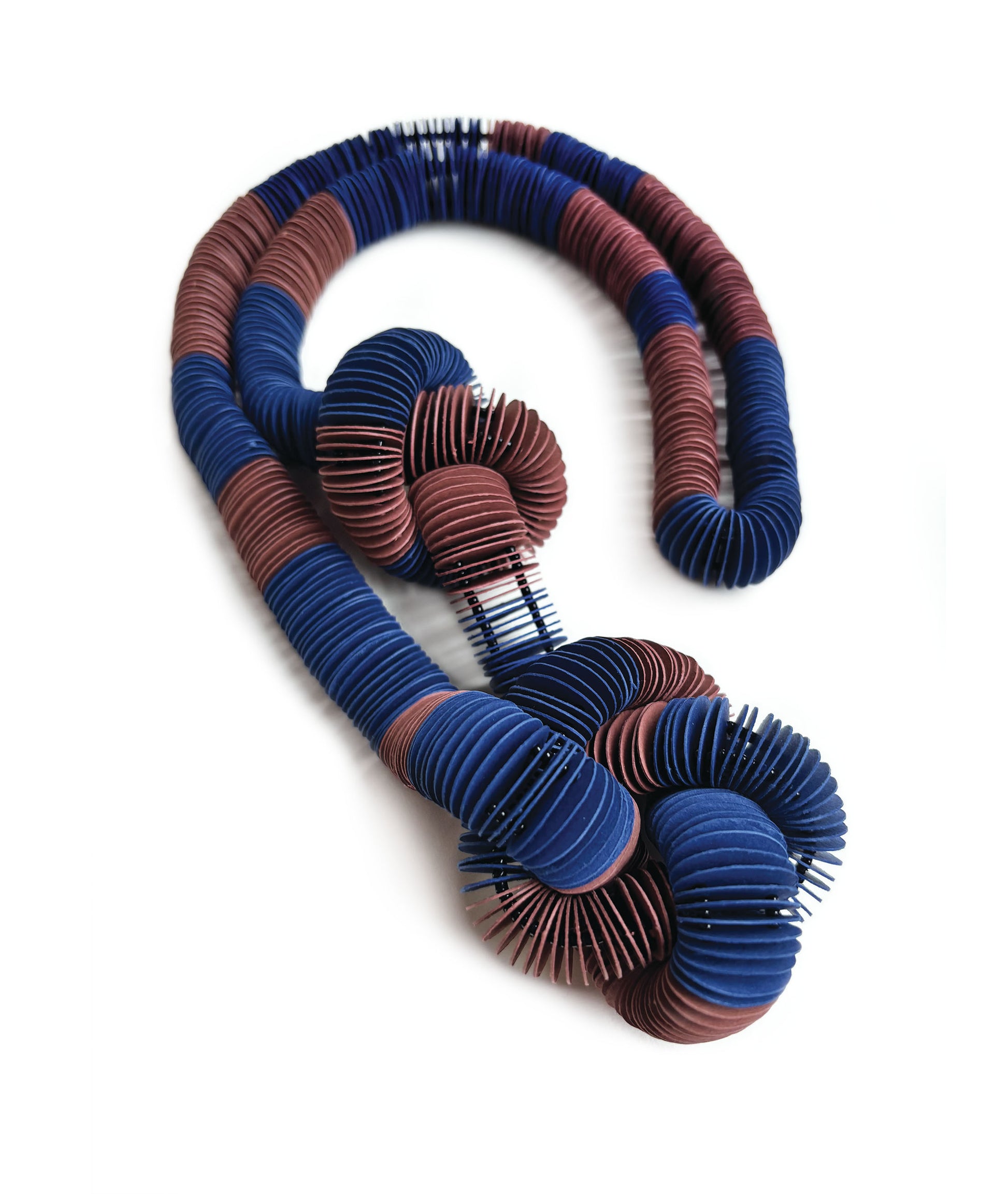 Tre nodi, collana lunga di carta color blu e terracotta con nodi - Verde Alfieri