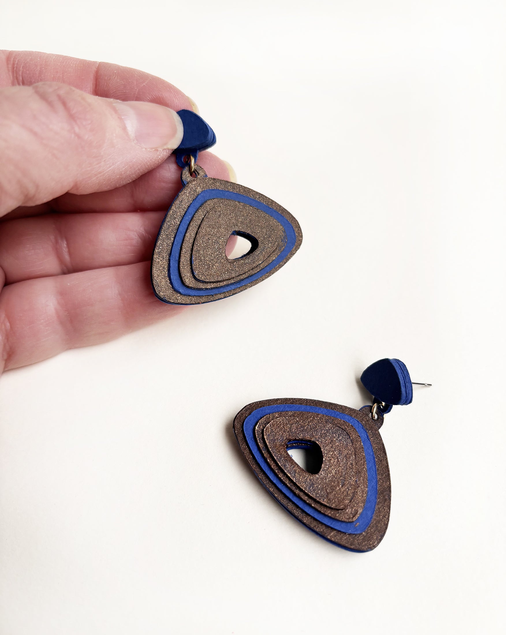 Triangolo, orecchini pendenti bronzo e blu - Verde Alfieri
