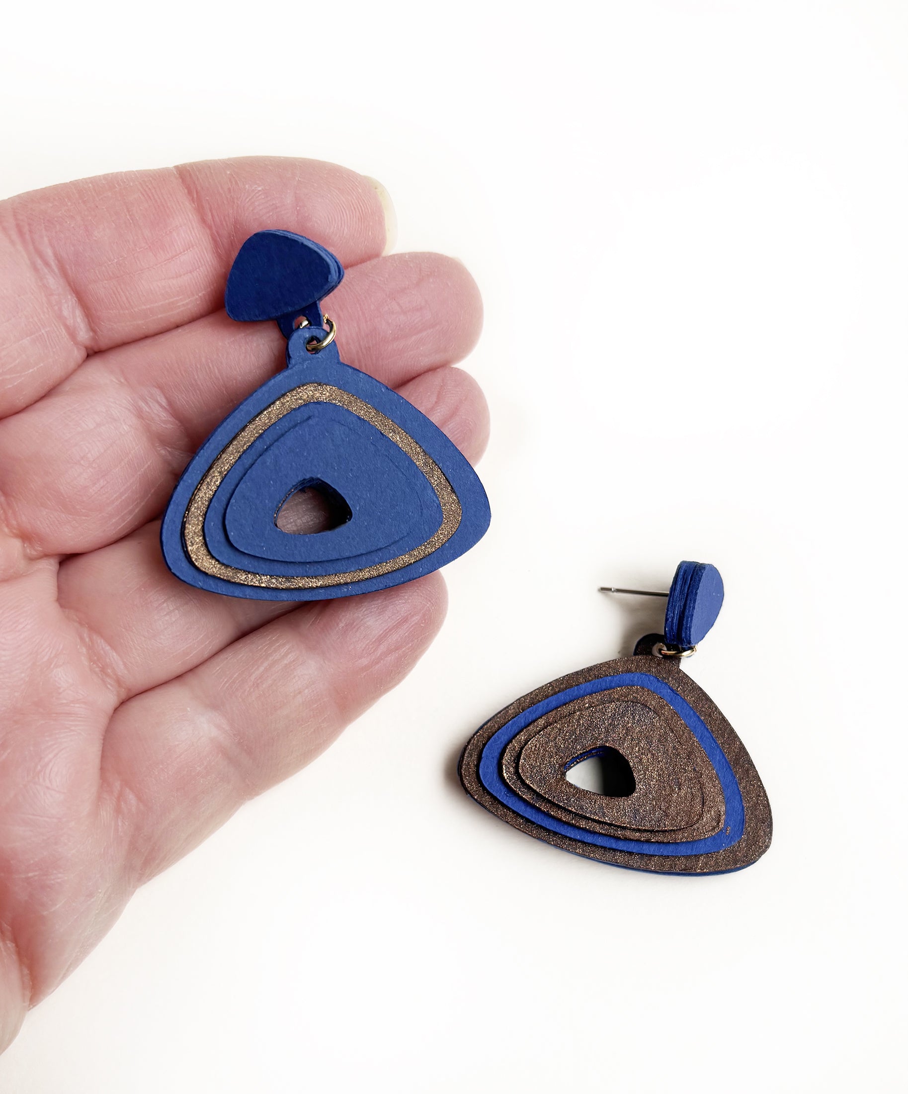 Triangolo, orecchini pendenti bronzo e blu - Verde Alfieri