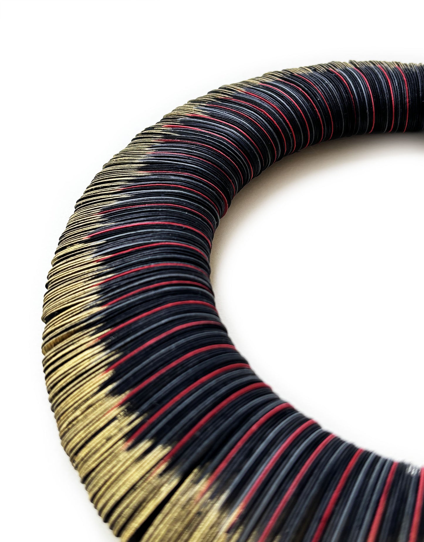 Stella Nera, girocollo di carta nero e oro - Verde Alfieri
