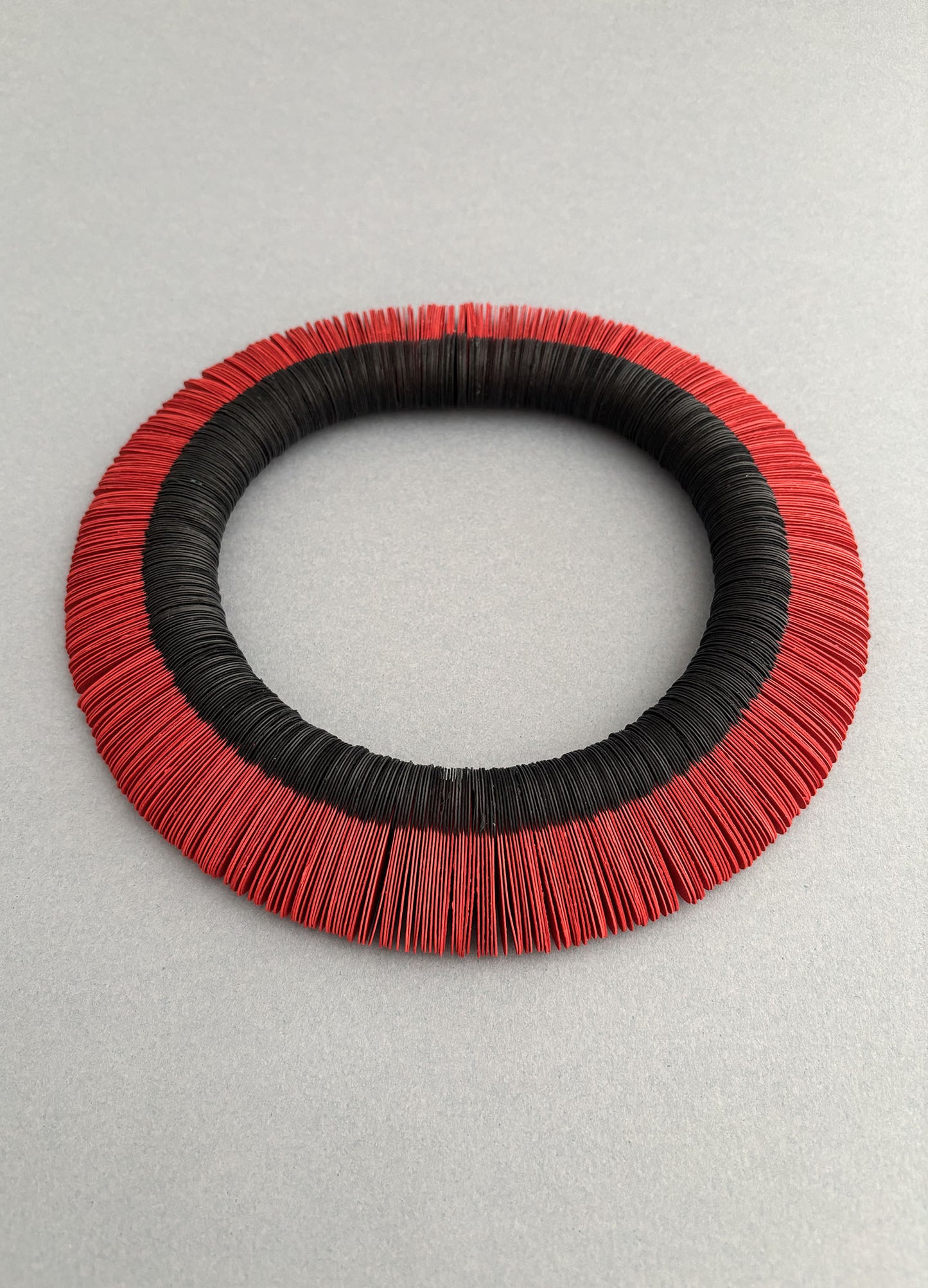 Petals, collana nera e rossa in carta - Verde Alfieri