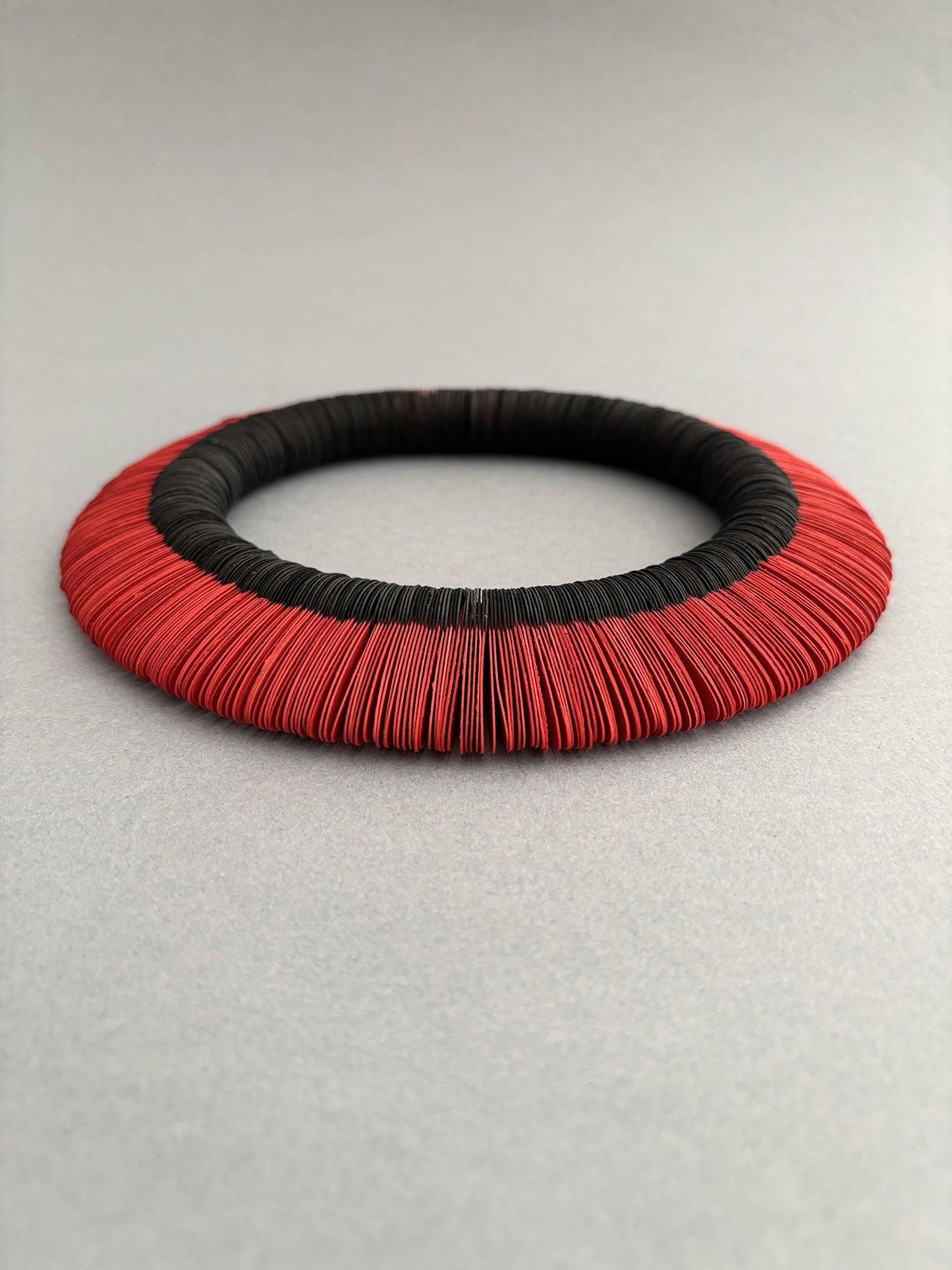 Petals, collana nera e rossa in carta - Verde Alfieri