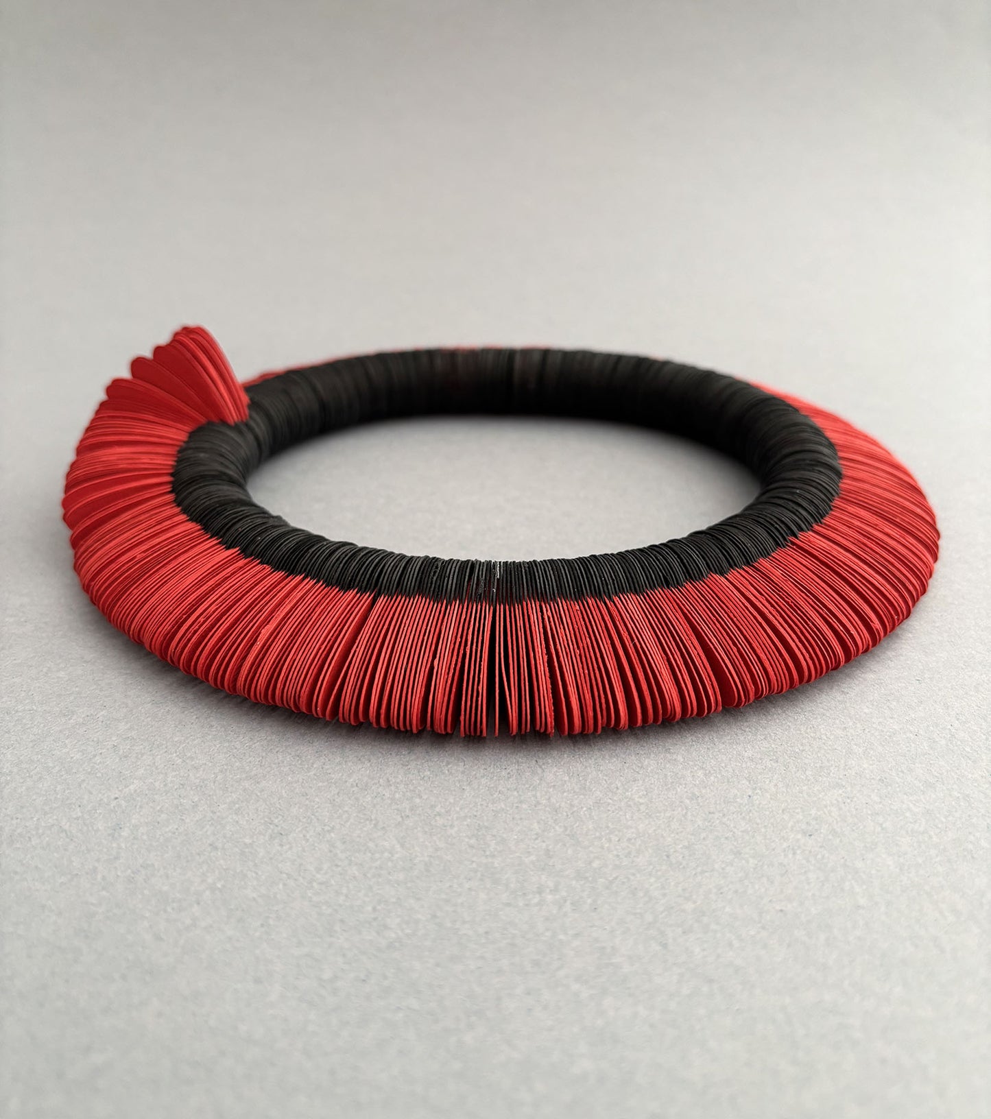 Petals, collana nera e rossa in carta - Verde Alfieri