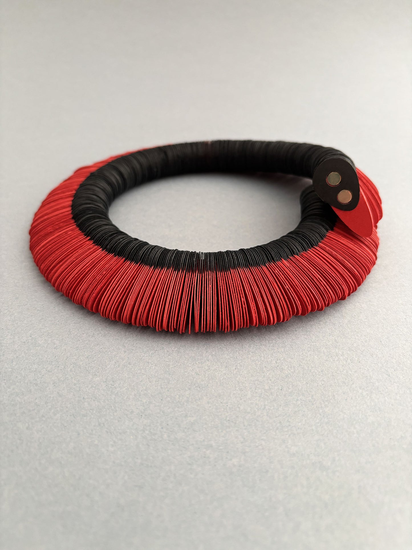 Petals, collana nera e rossa in carta - Verde Alfieri