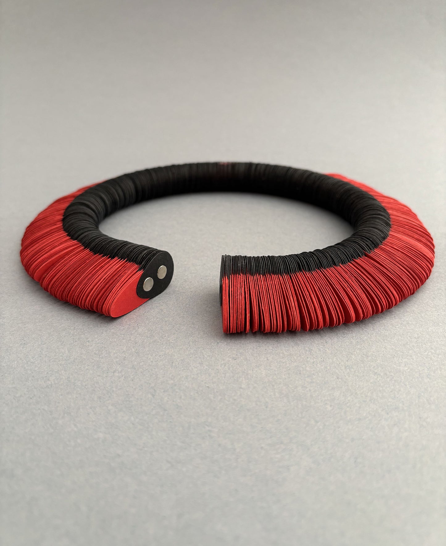 Petals, collana nera e rossa in carta - Verde Alfieri