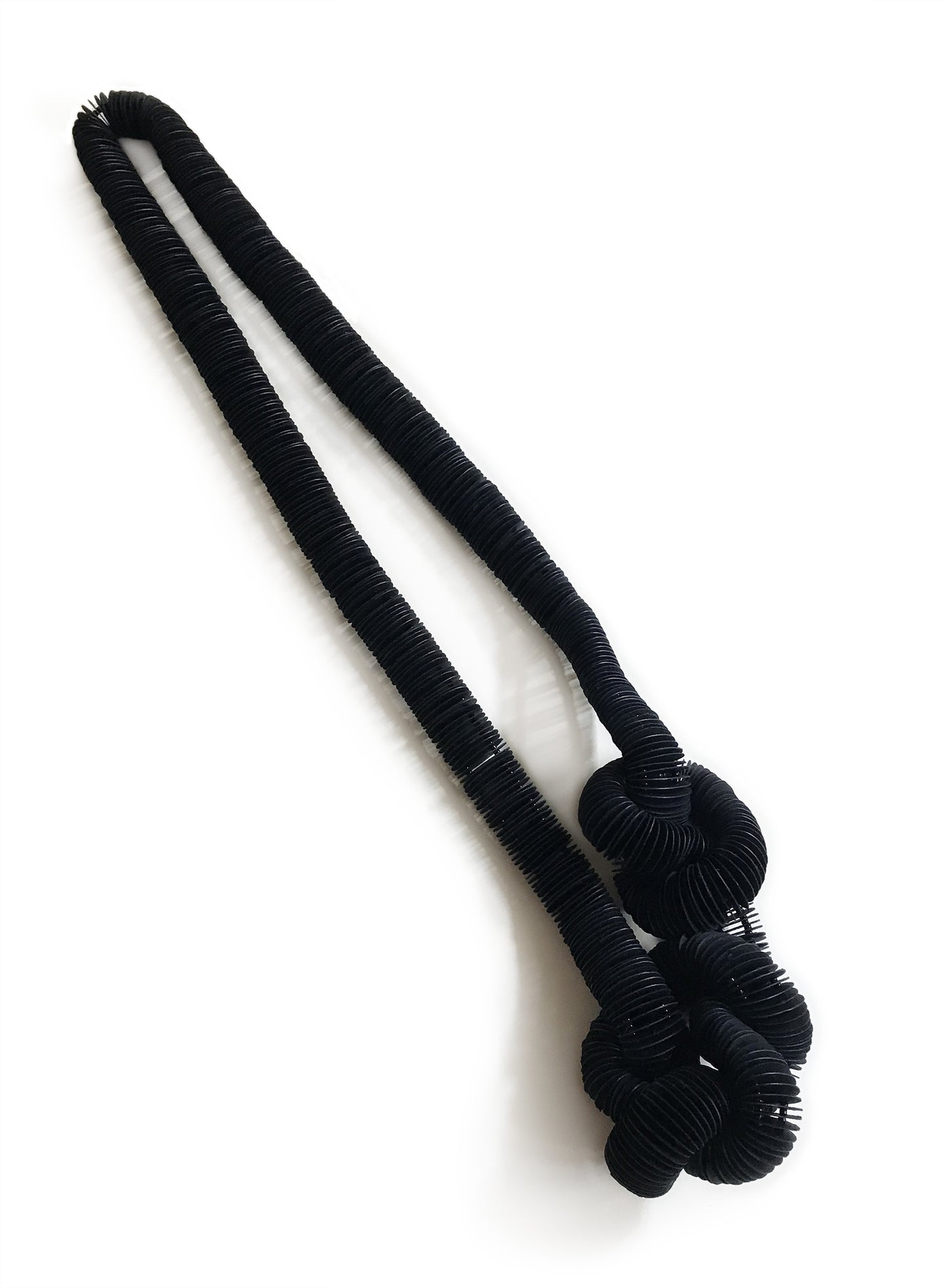 Tre nodi, collana nera lunga con nodi fatta di carta - Verde Alfieri