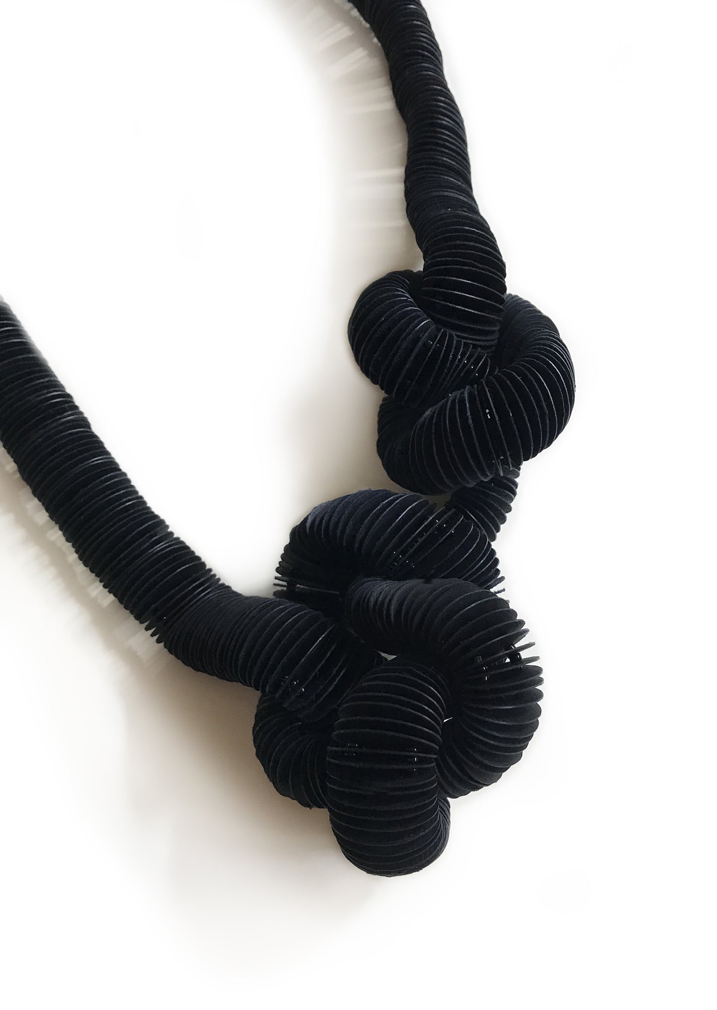 Tre nodi, collana nera lunga con nodi fatta di carta - Verde Alfieri