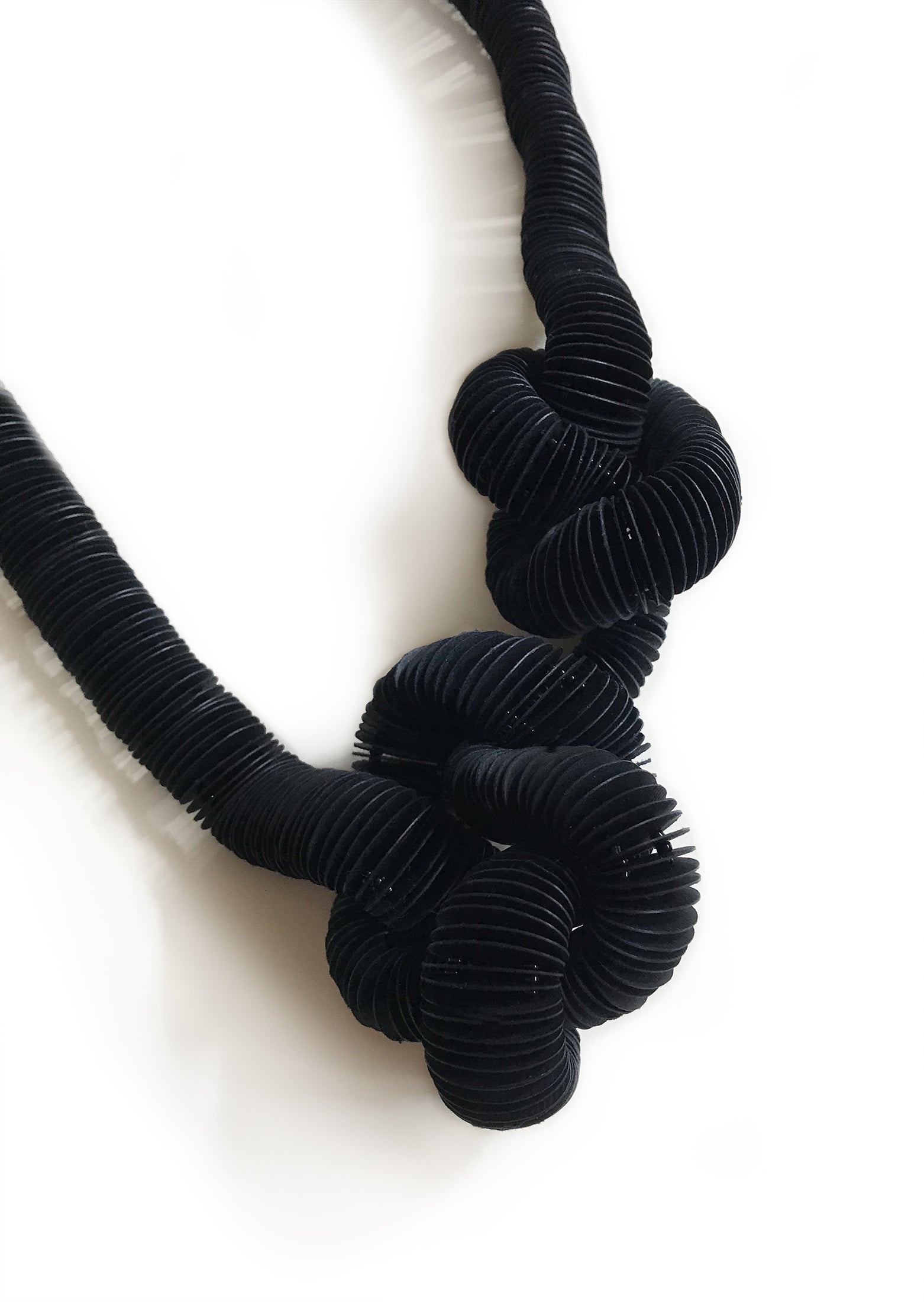 Tre nodi, collana nera lunga con nodi fatta di carta - Verde Alfieri
