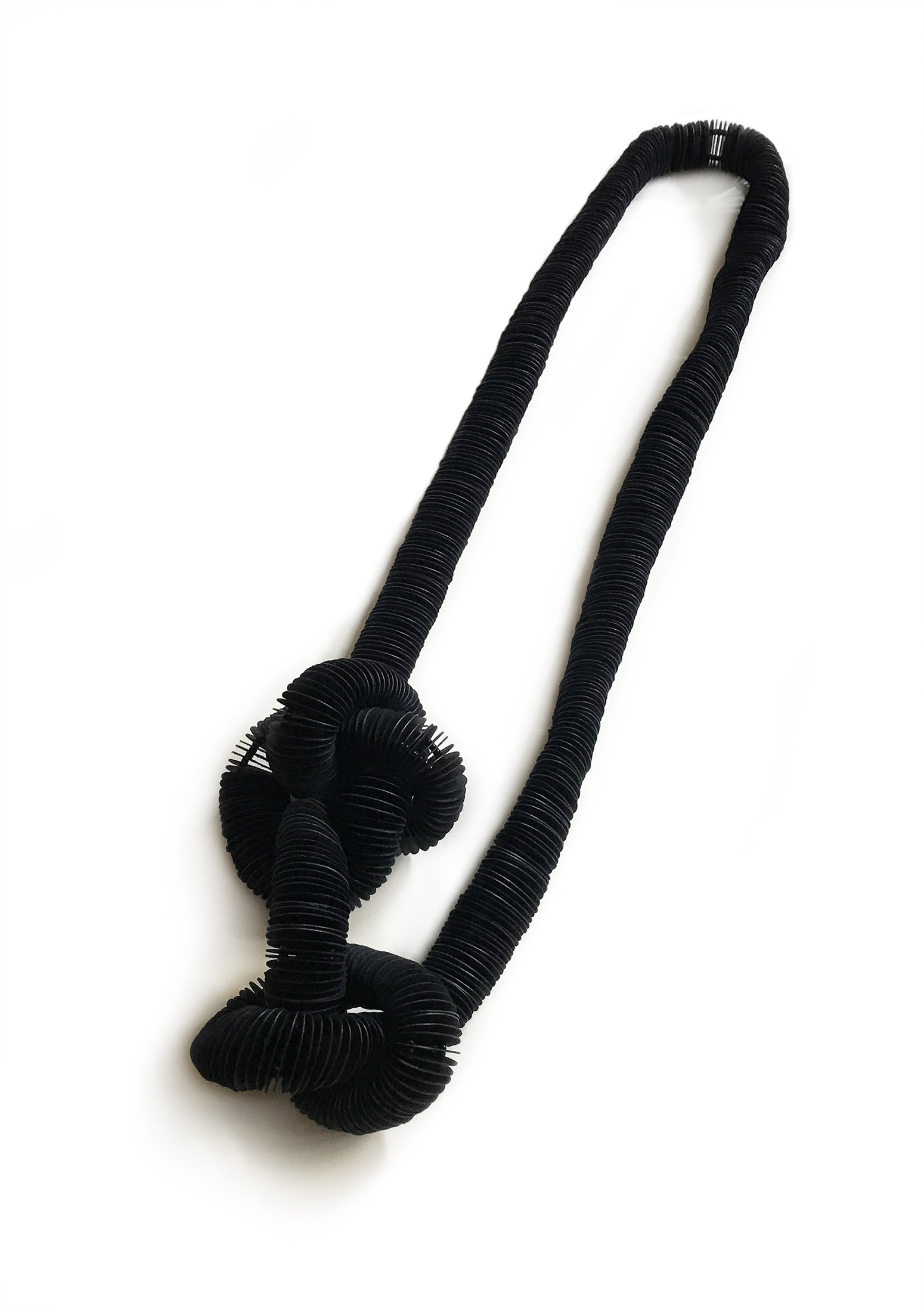 Tre nodi, collana nera lunga con nodi fatta di carta - Verde Alfieri