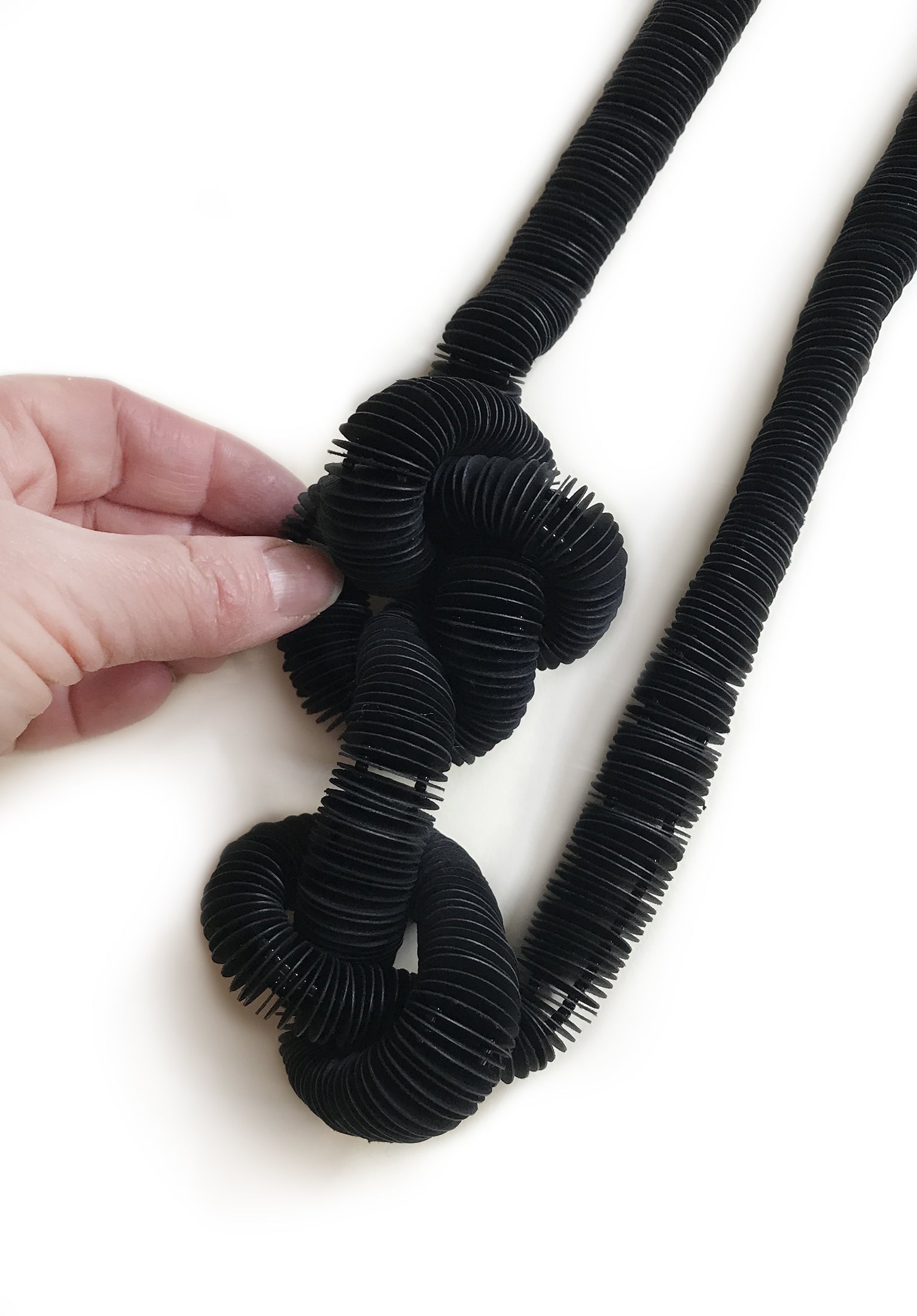 Tre nodi, collana nera lunga con nodi fatta di carta - Verde Alfieri