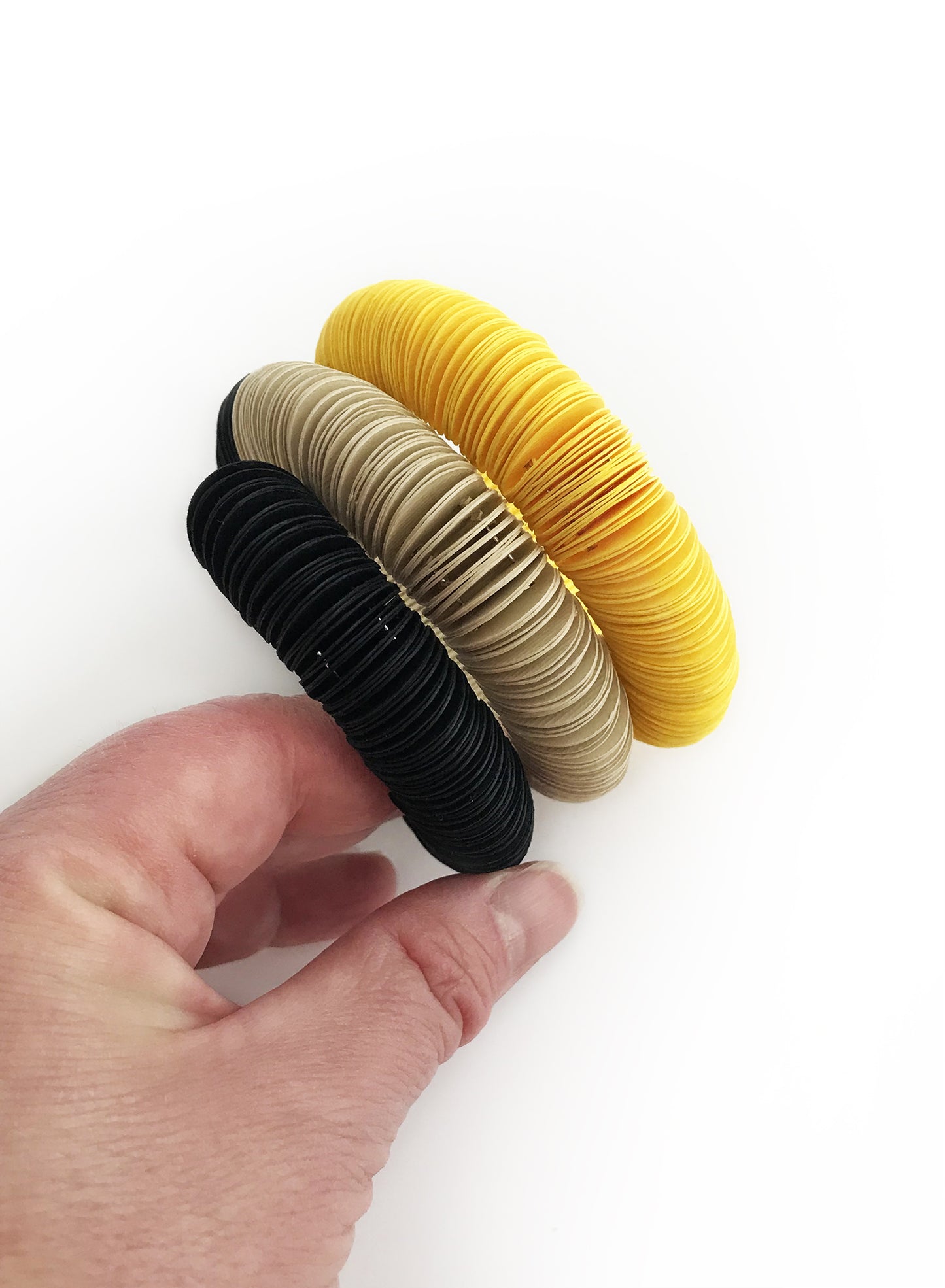 Bracciale a serpente di carta colorata