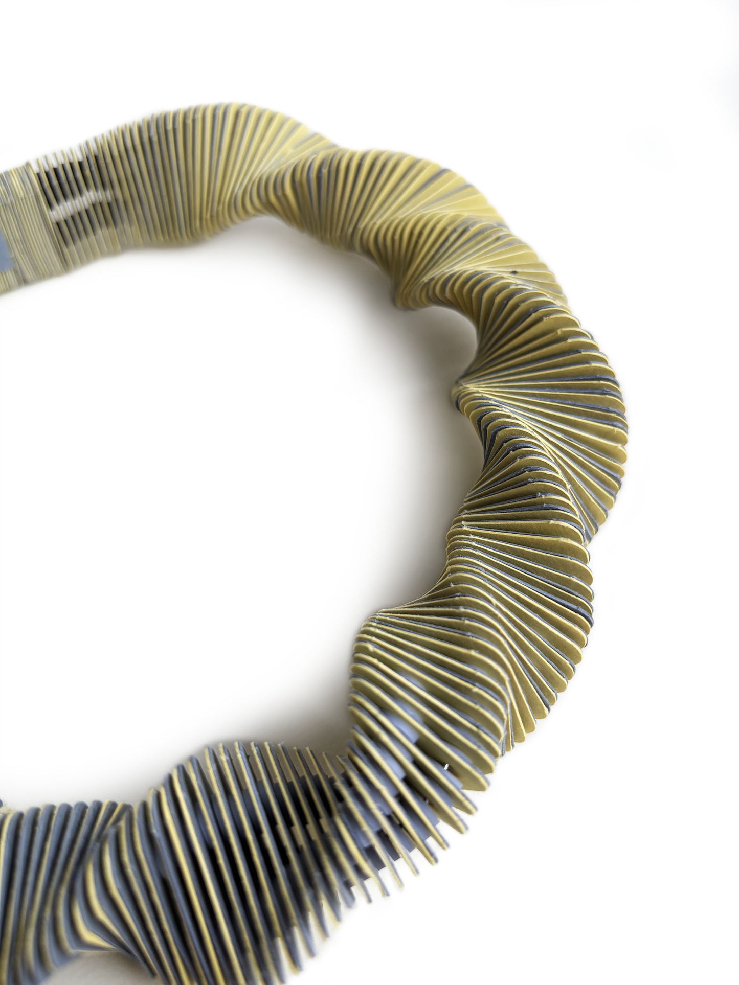 Treangoli, girocollo grigio e giallo di carta con design moderno