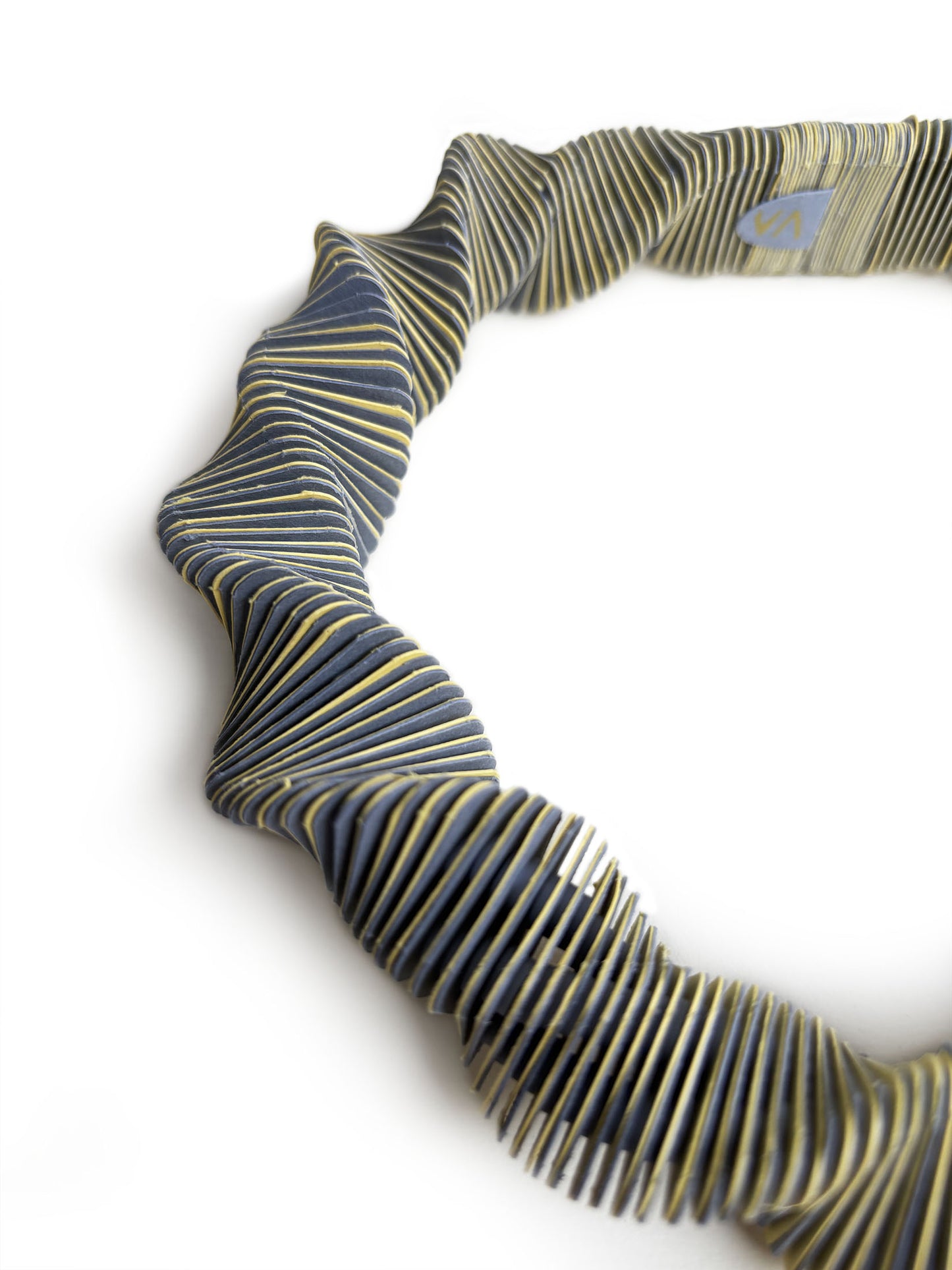 Treangoli, girocollo grigio e giallo di carta con design moderno