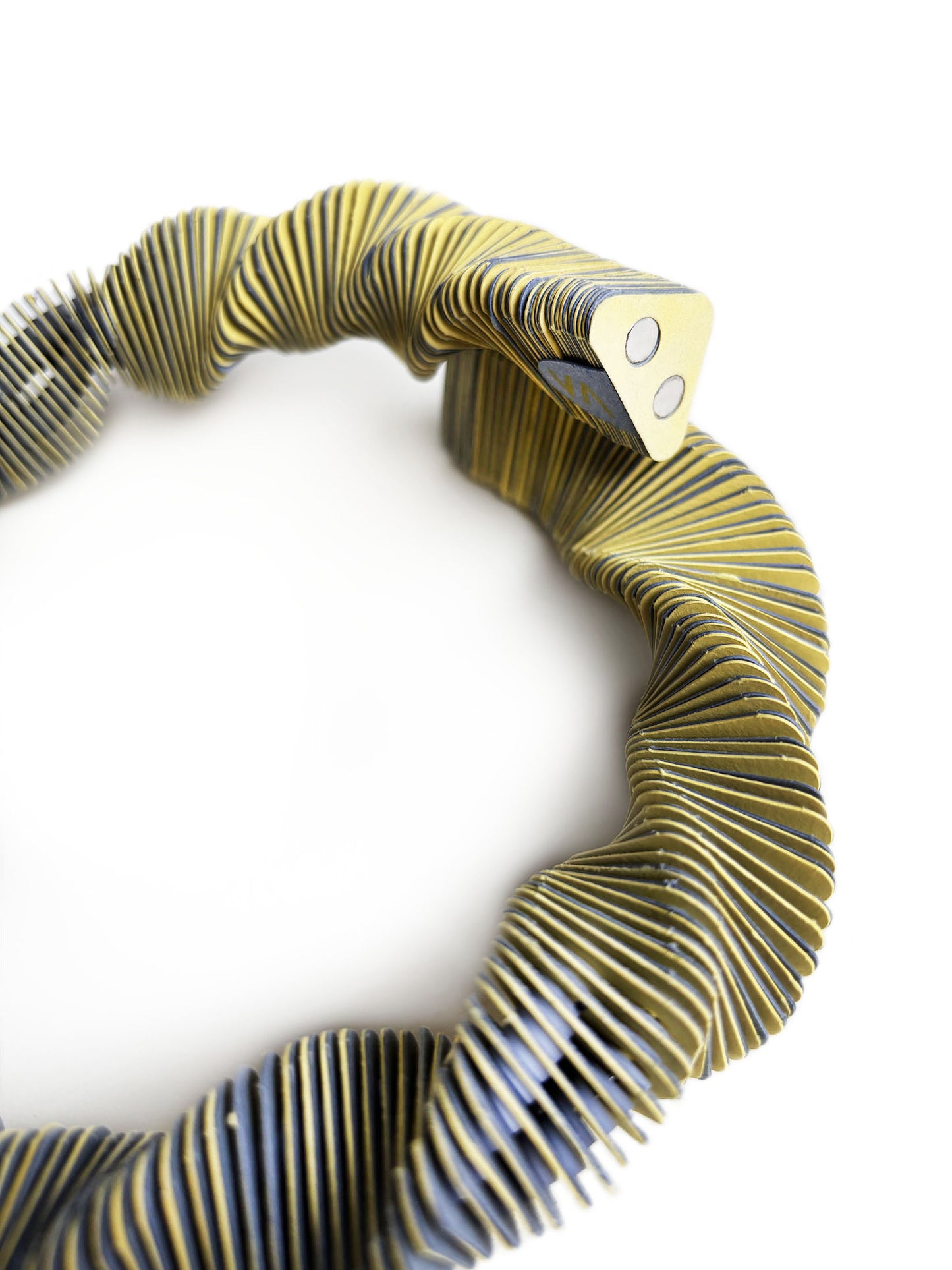 Treangoli, girocollo grigio e giallo di carta con design moderno