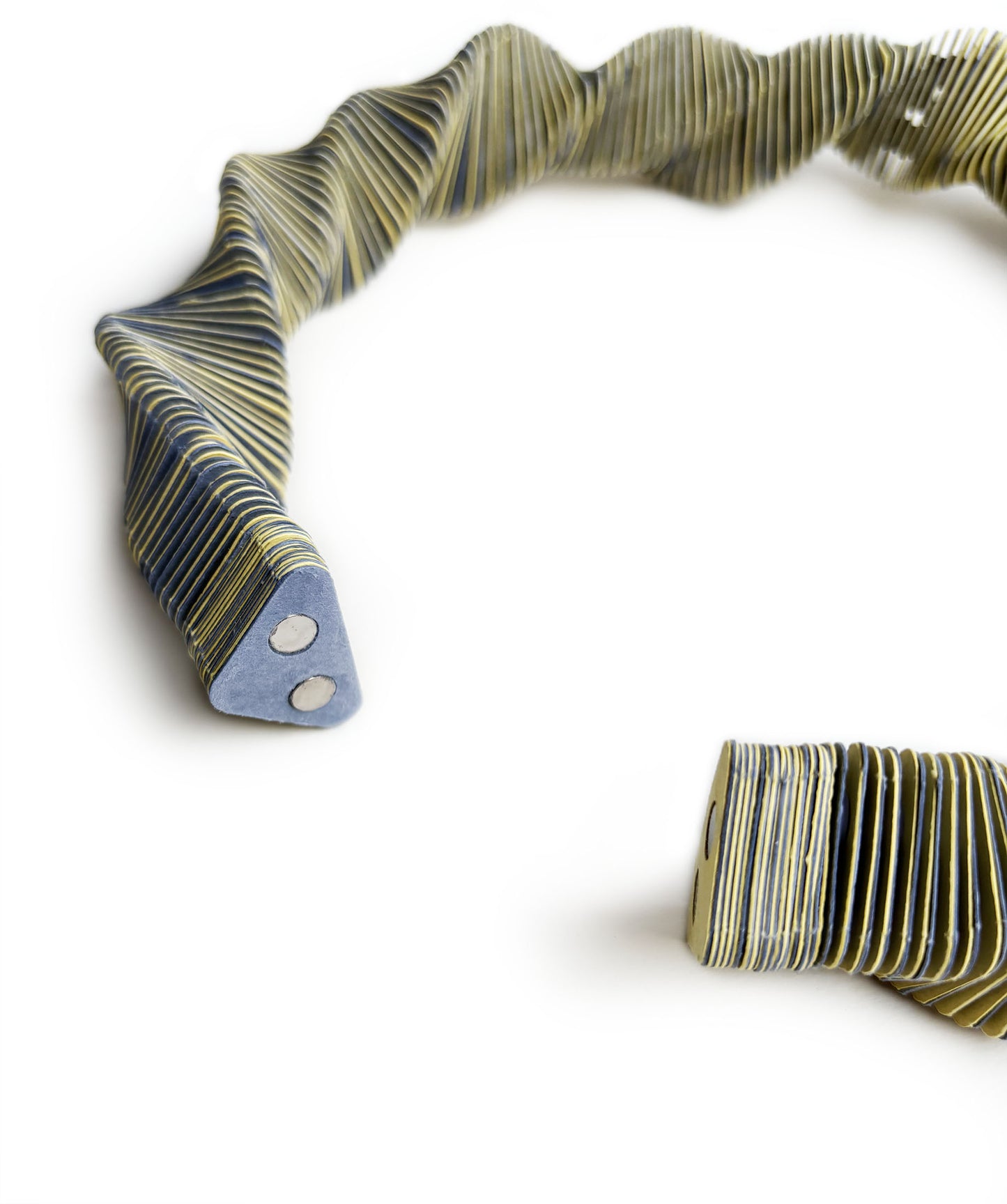 Treangoli, girocollo grigio e giallo di carta con design moderno