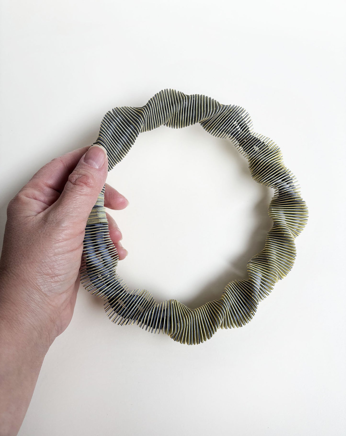 Treangoli, girocollo grigio e giallo di carta con design moderno