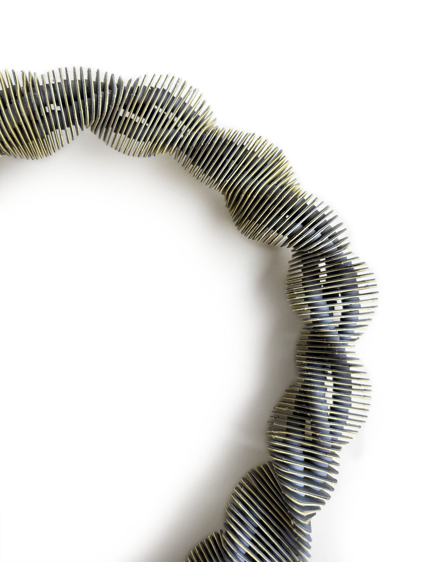 Treangoli, girocollo grigio e giallo di carta con design moderno