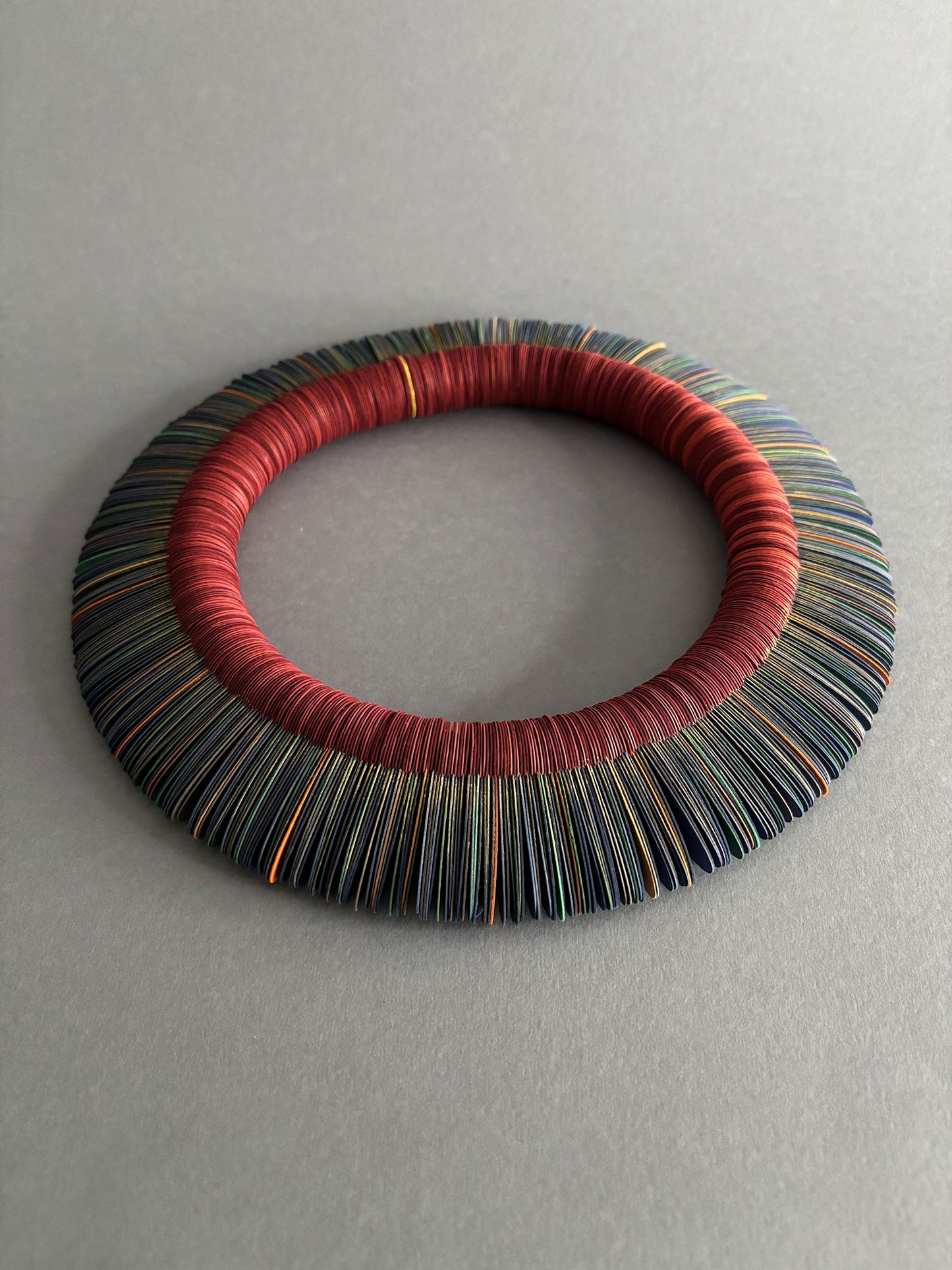 Fiore d'Inverno, collana girocollo multicolore in carta