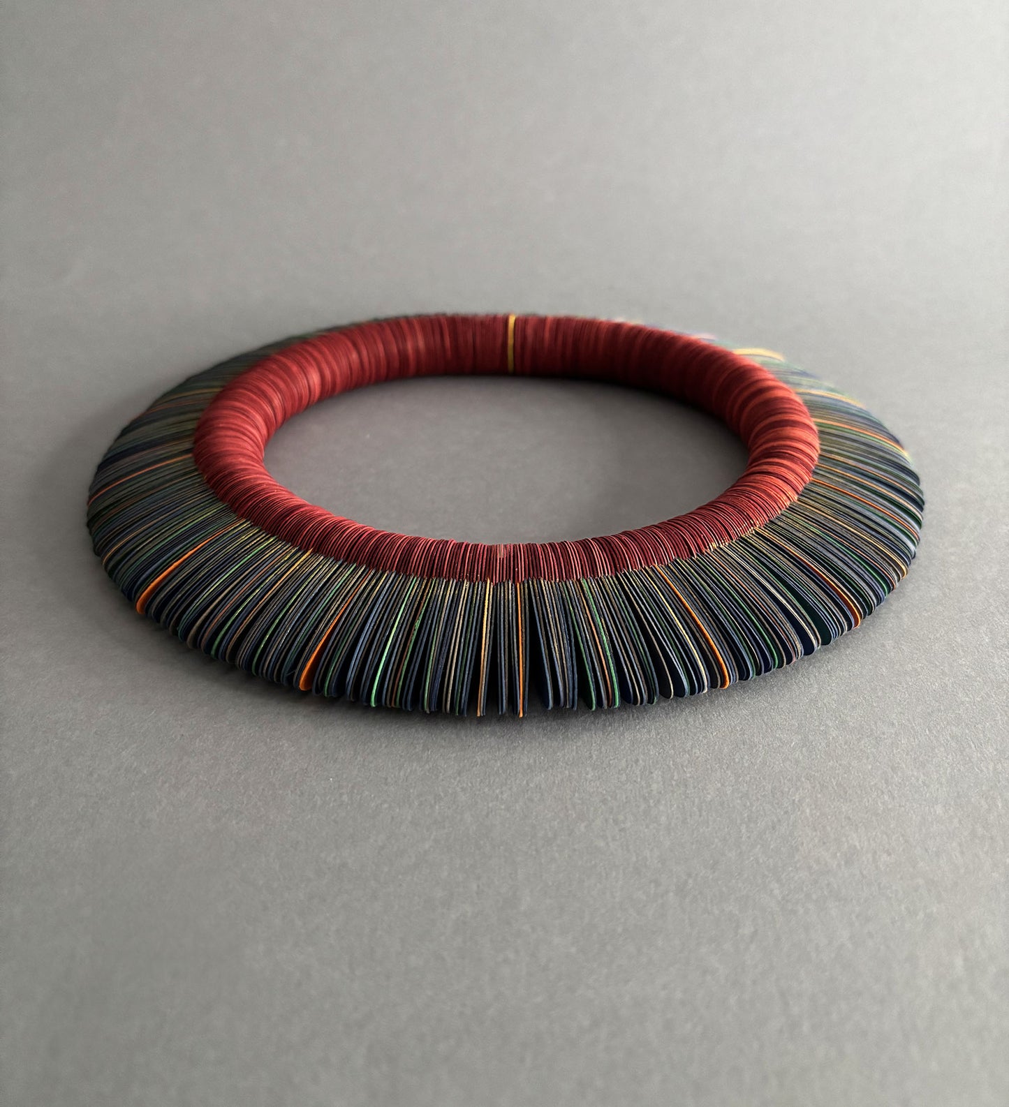 Fiore d'Inverno, collana girocollo multicolore in carta