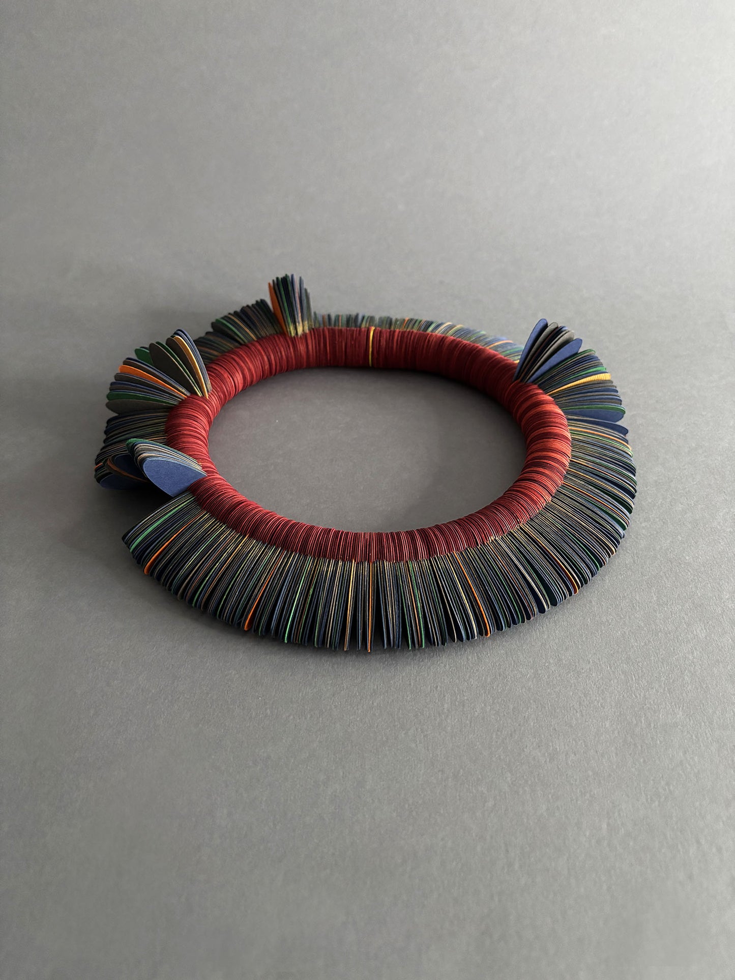 Fiore d'Inverno, collana girocollo multicolore in carta