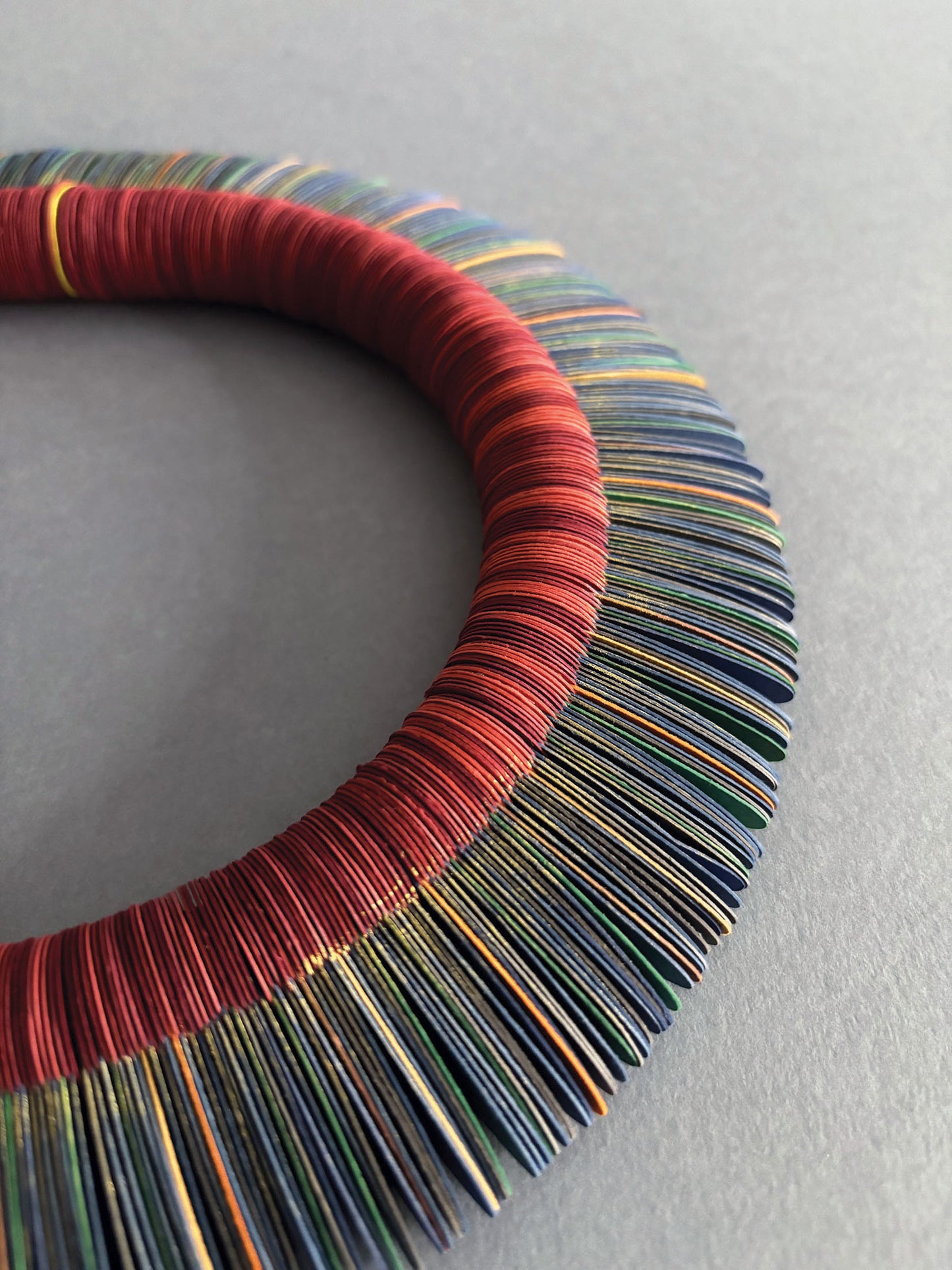 Fiore d'Inverno, collana girocollo multicolore in carta