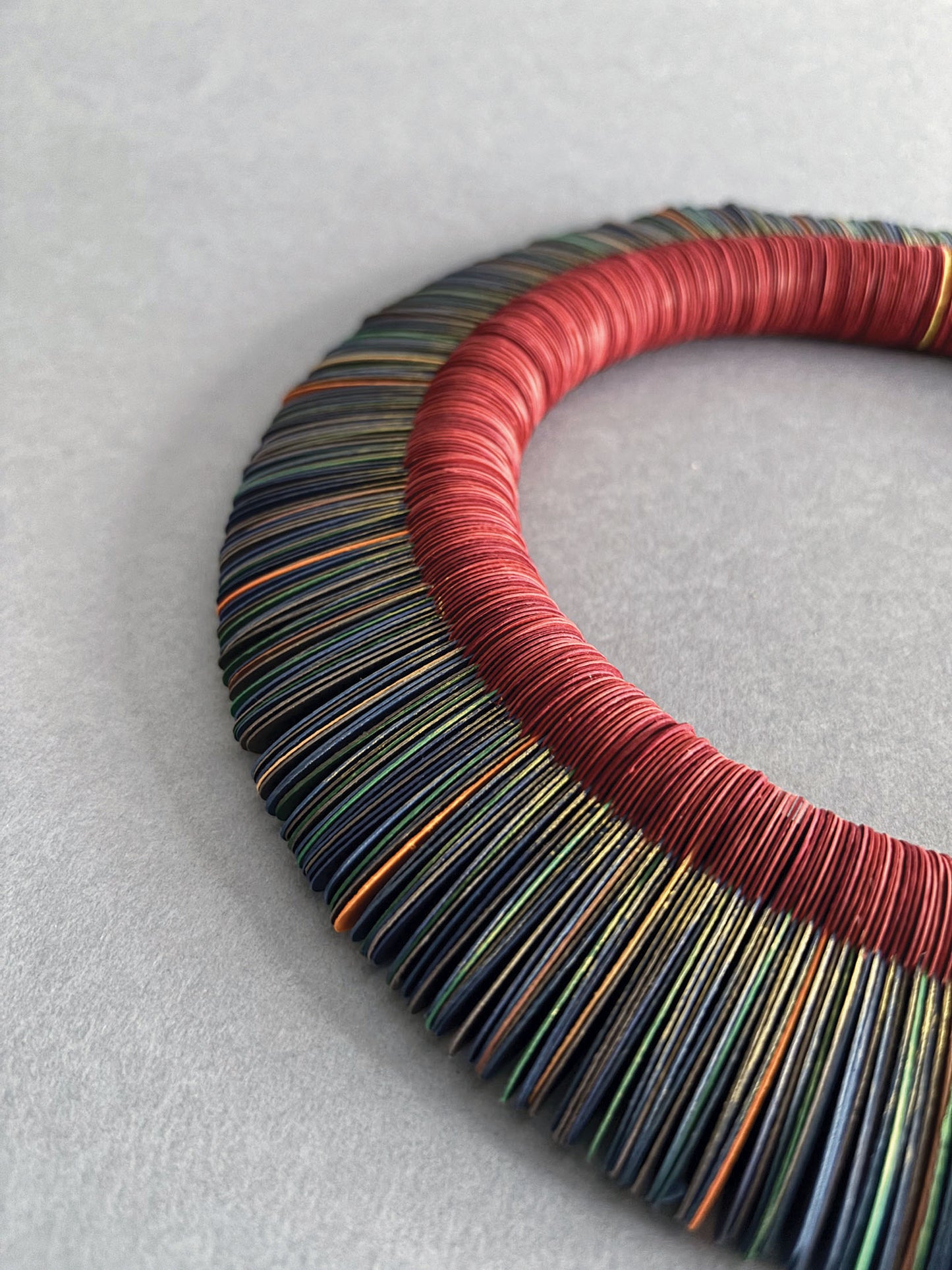 Fiore d'Inverno, collana girocollo multicolore in carta