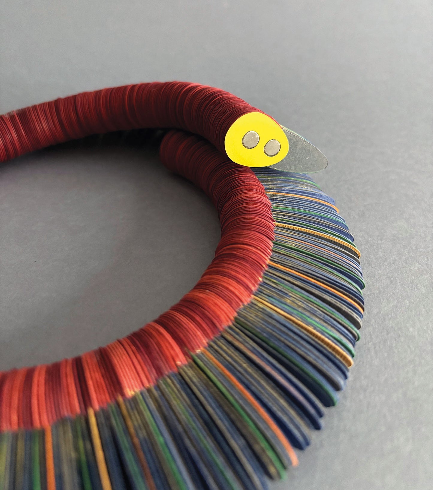 Fiore d'Inverno, collana girocollo multicolore in carta