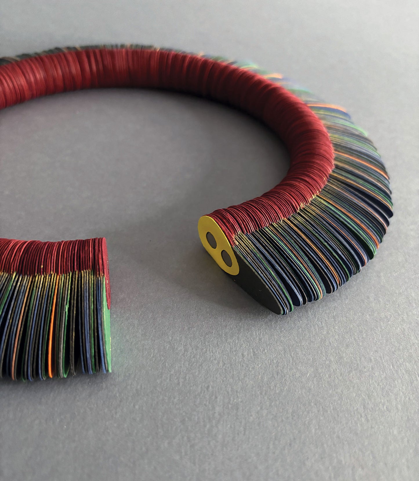 Fiore d'Inverno, collana girocollo multicolore in carta