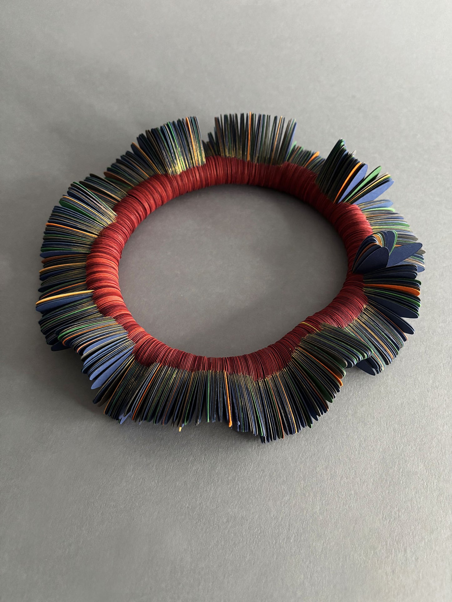 Fiore d'Inverno, collana girocollo multicolore in carta