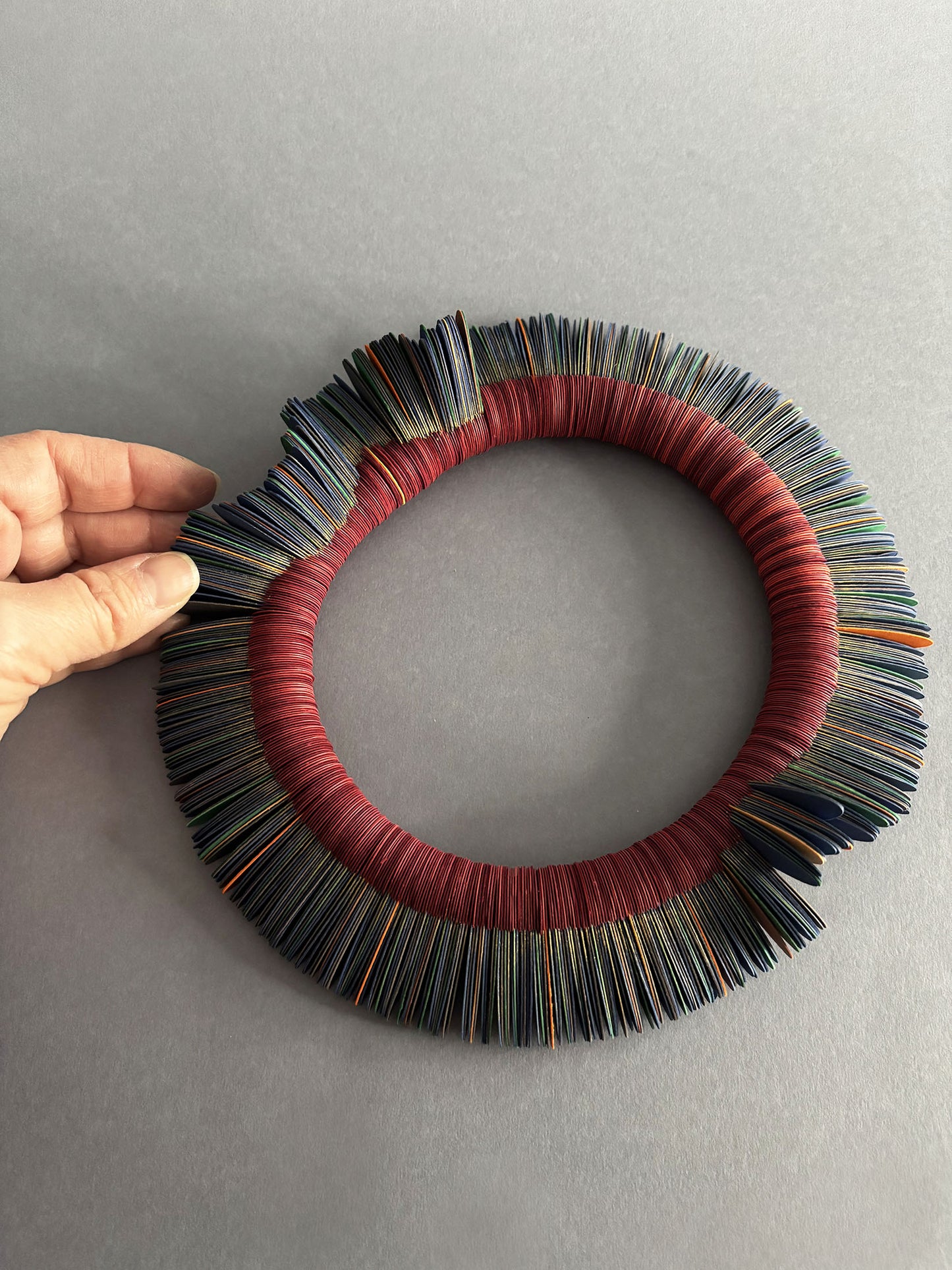 Fiore d'Inverno, collana girocollo multicolore in carta