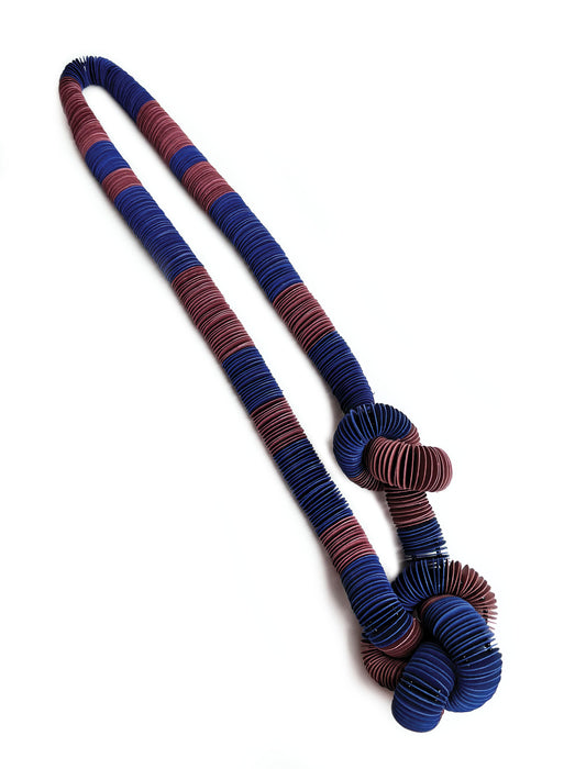 Tre nodi, collana lunga di carta color blu e terracotta con nodi - Verde Alfieri