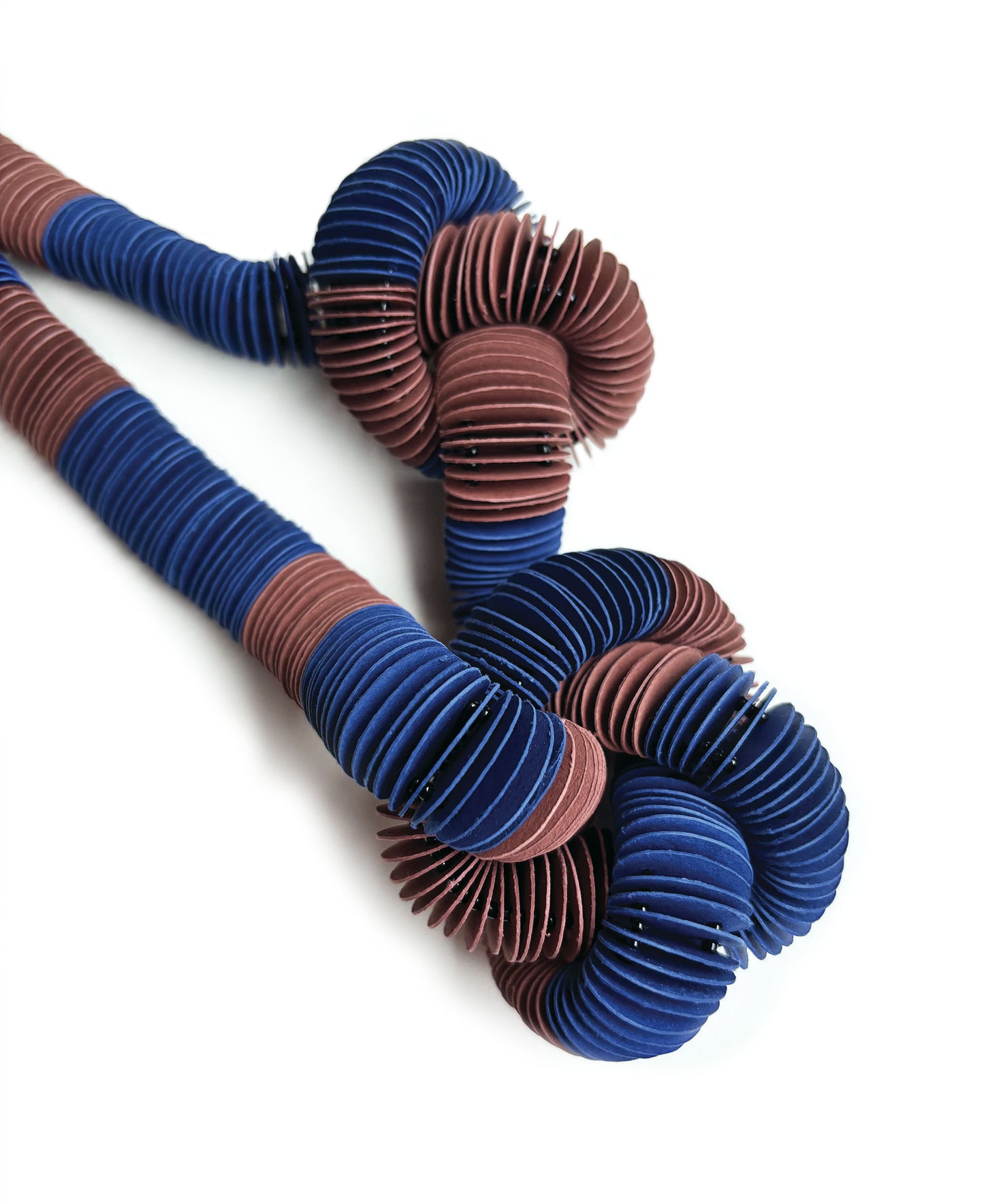 Tre nodi, collana lunga di carta color blu e terracotta con nodi - Verde Alfieri