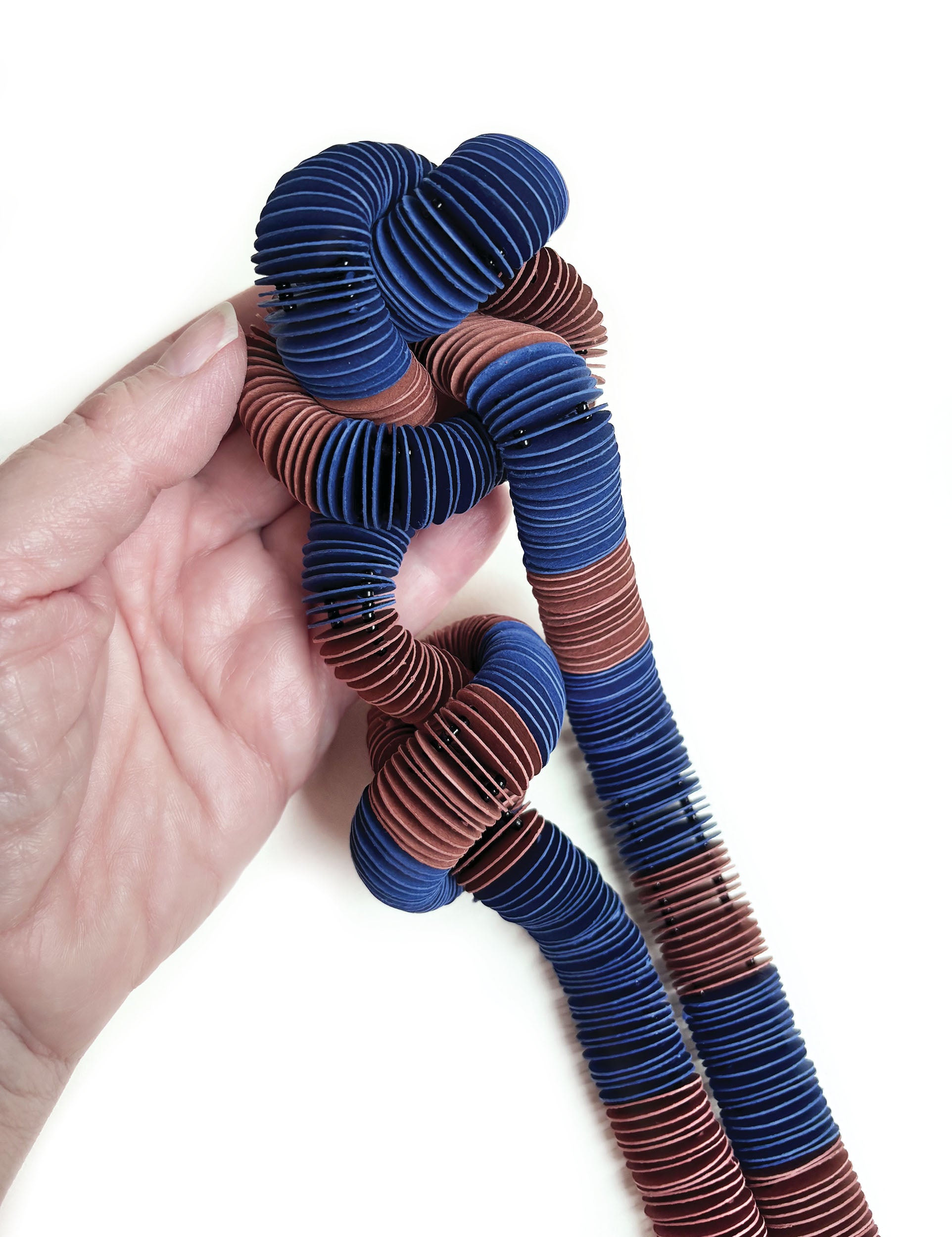 Tre nodi, collana lunga di carta color blu e terracotta con nodi - Verde Alfieri
