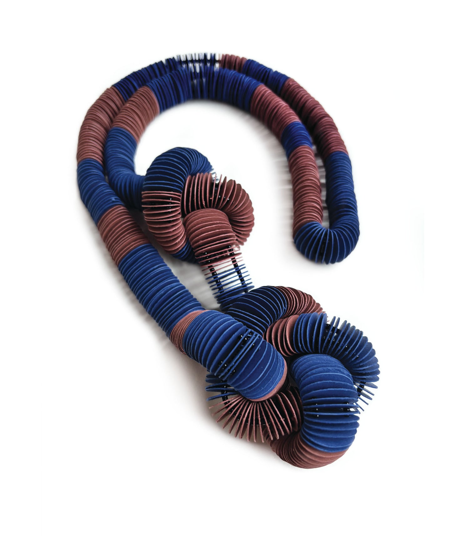 Tre nodi, collana lunga di carta color blu e terracotta con nodi - Verde Alfieri
