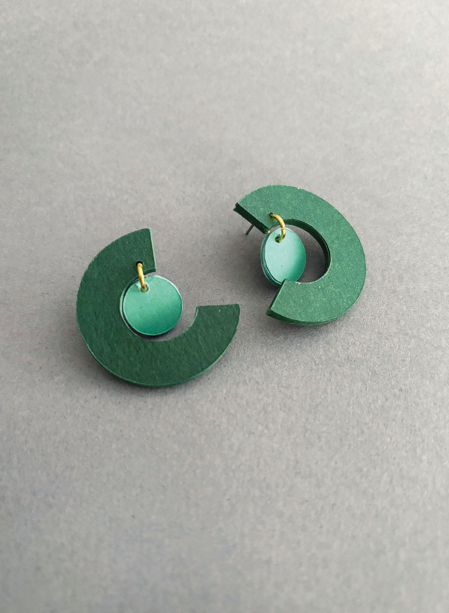 Mezzaluna, orecchini colorati in carta verde scuro e turchese