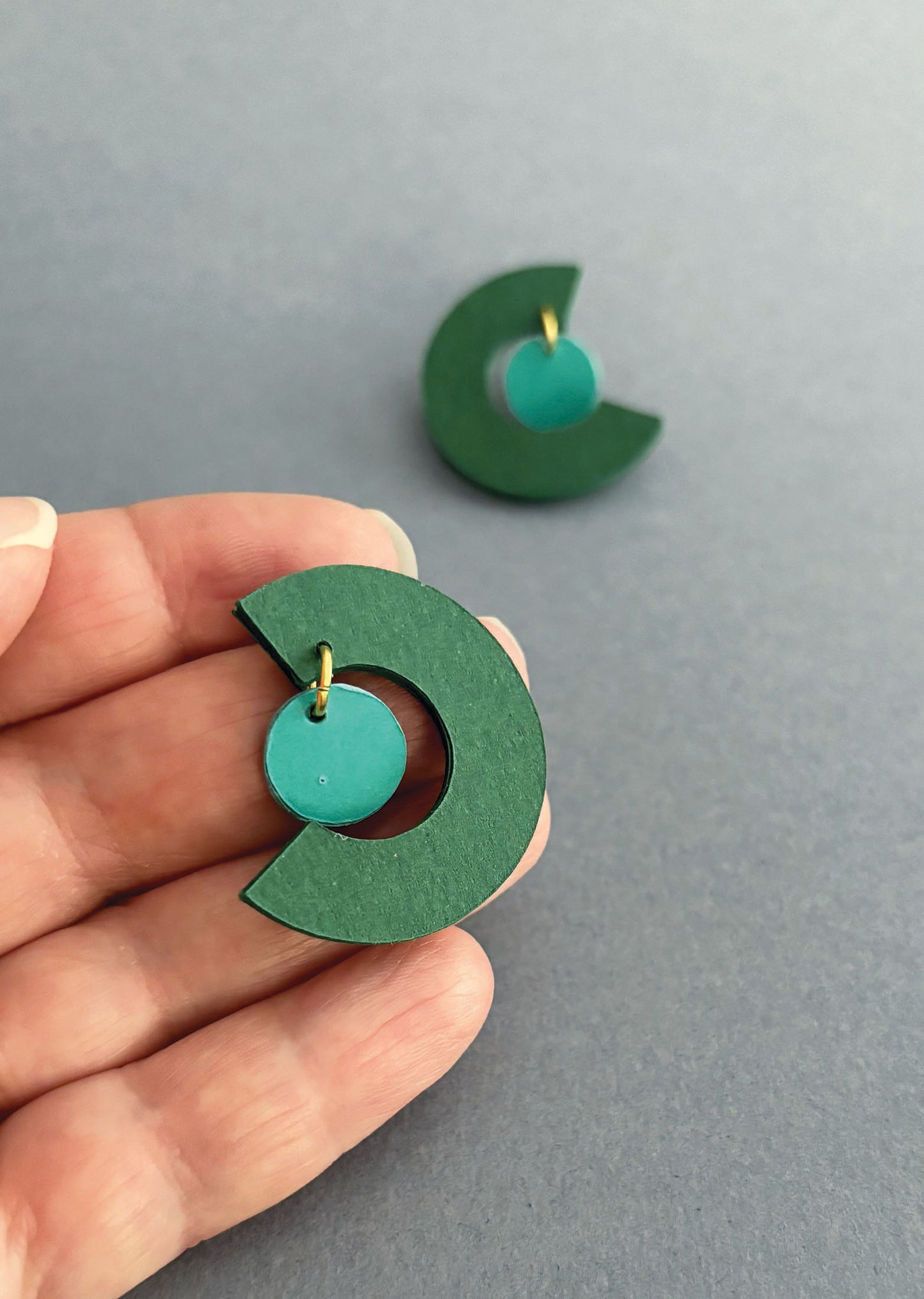 Mezzaluna, orecchini colorati in carta verde scuro e turchese