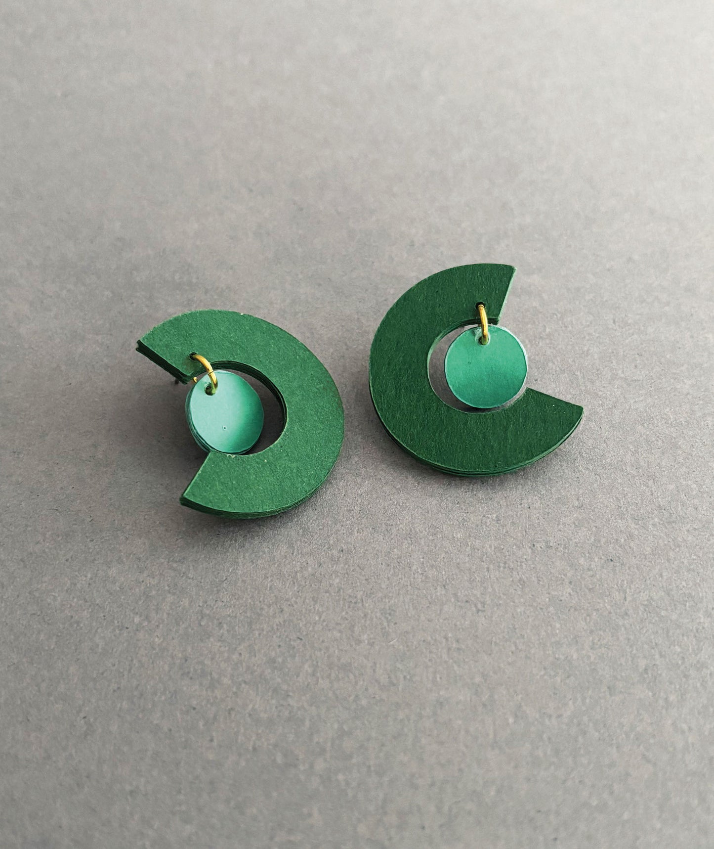 Mezzaluna, orecchini colorati in carta verde scuro e turchese