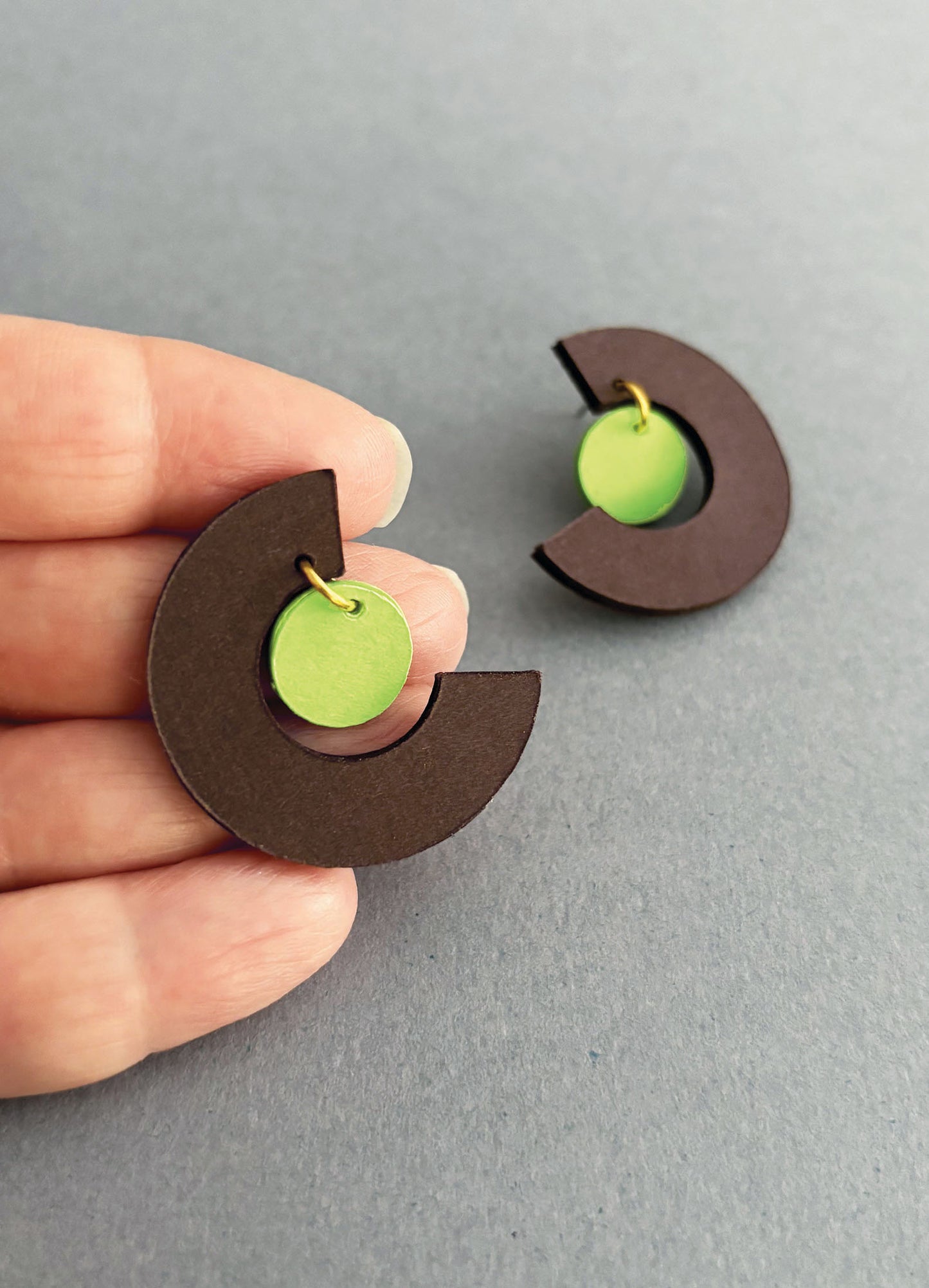 Mezzaluna, orecchini colorati di carta marrone e lime con perno e piccolo pendente
