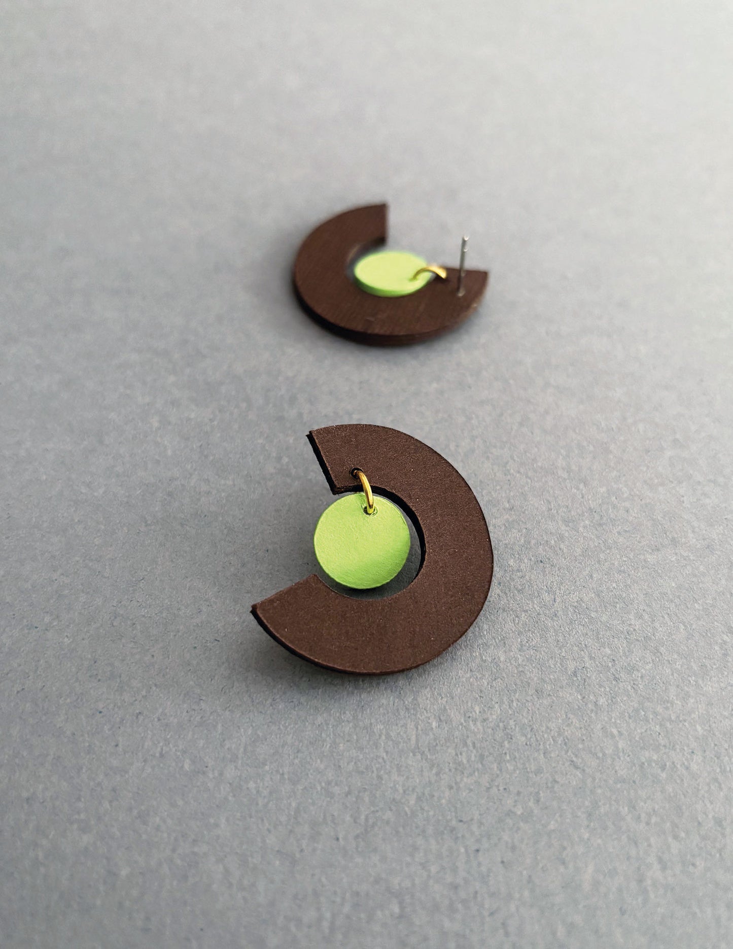 Mezzaluna, orecchini colorati di carta marrone e lime con perno e piccolo pendente