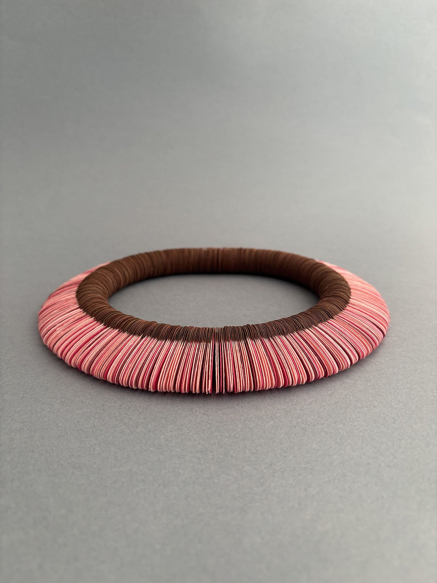 Petals, elegante girocollo in carta marrone e rosa - Verde Alfieri