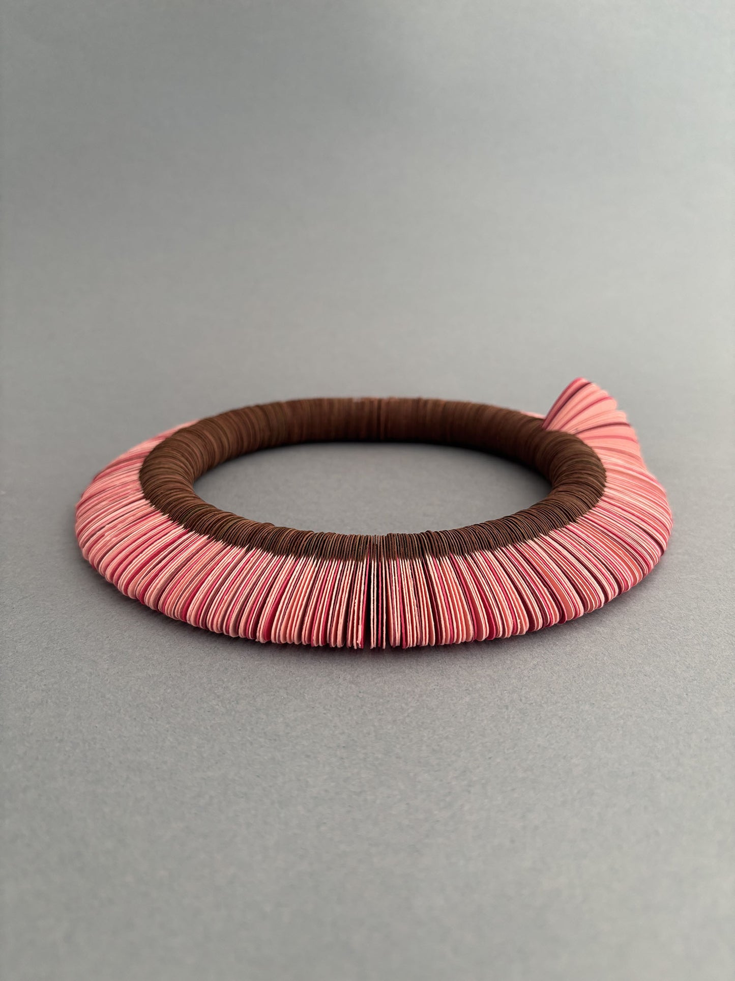 Petals, elegante girocollo in carta marrone e rosa - Verde Alfieri