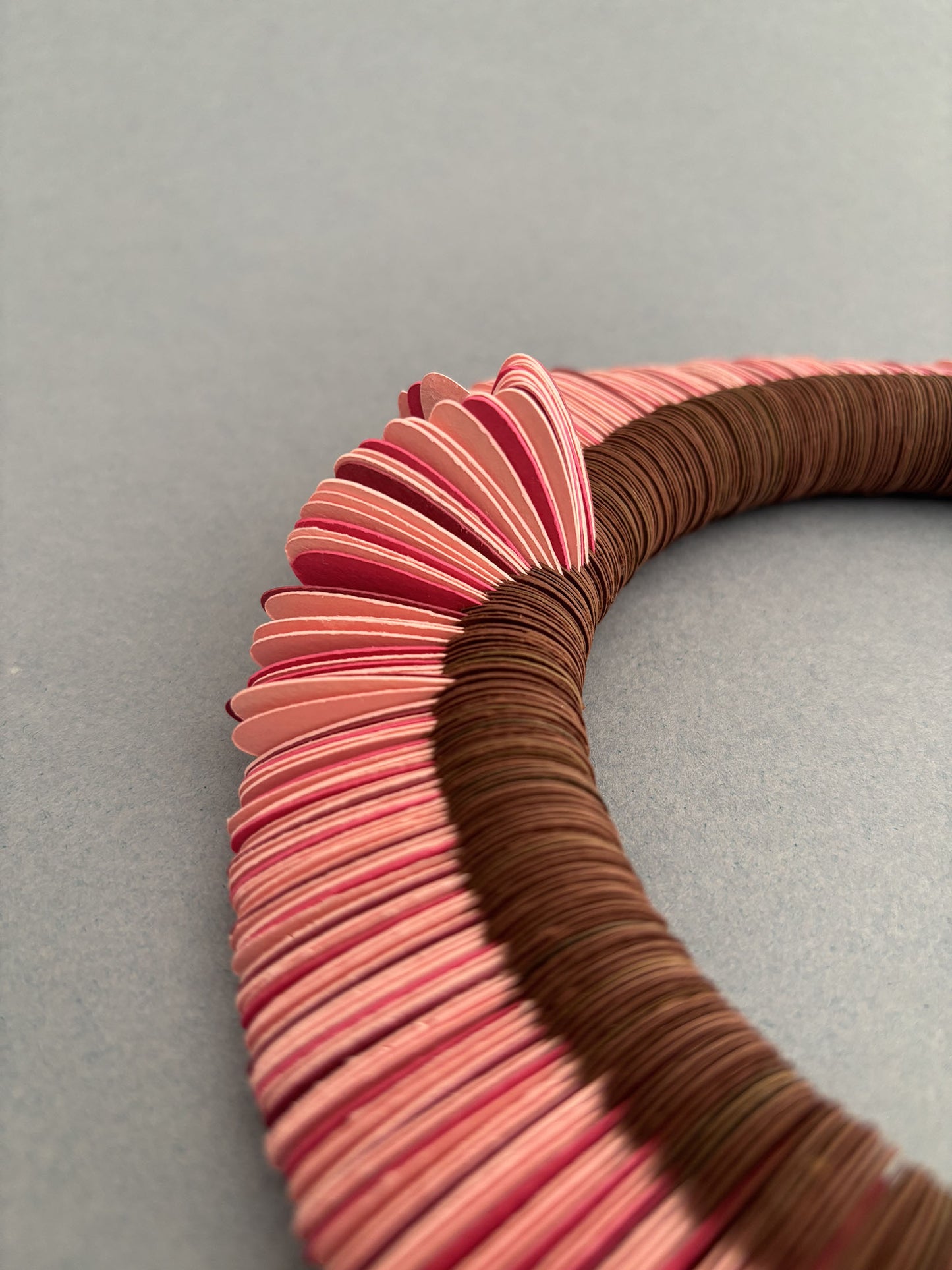 Petals, elegante girocollo in carta marrone e rosa - Verde Alfieri