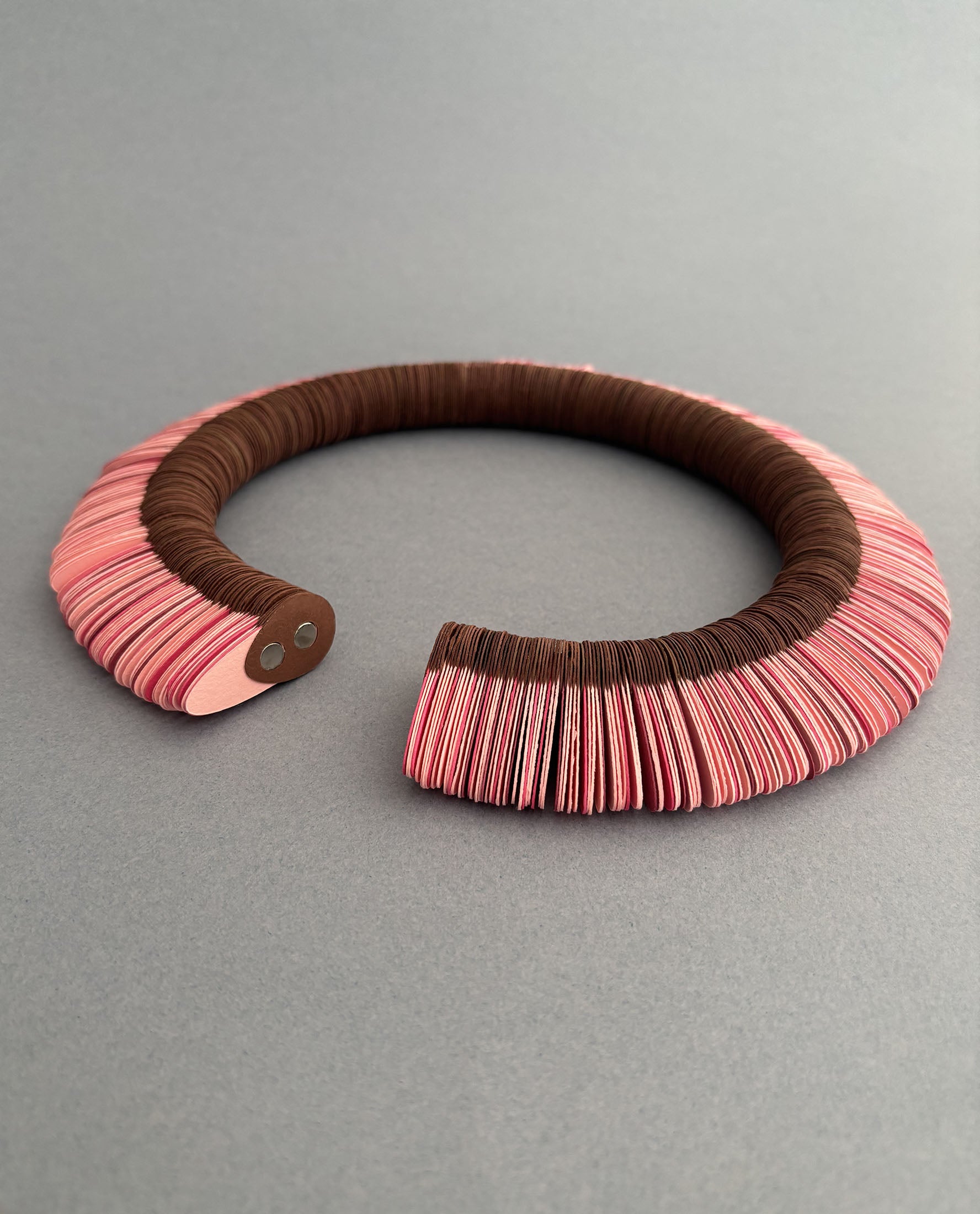 Petals, elegante girocollo in carta marrone e rosa - Verde Alfieri