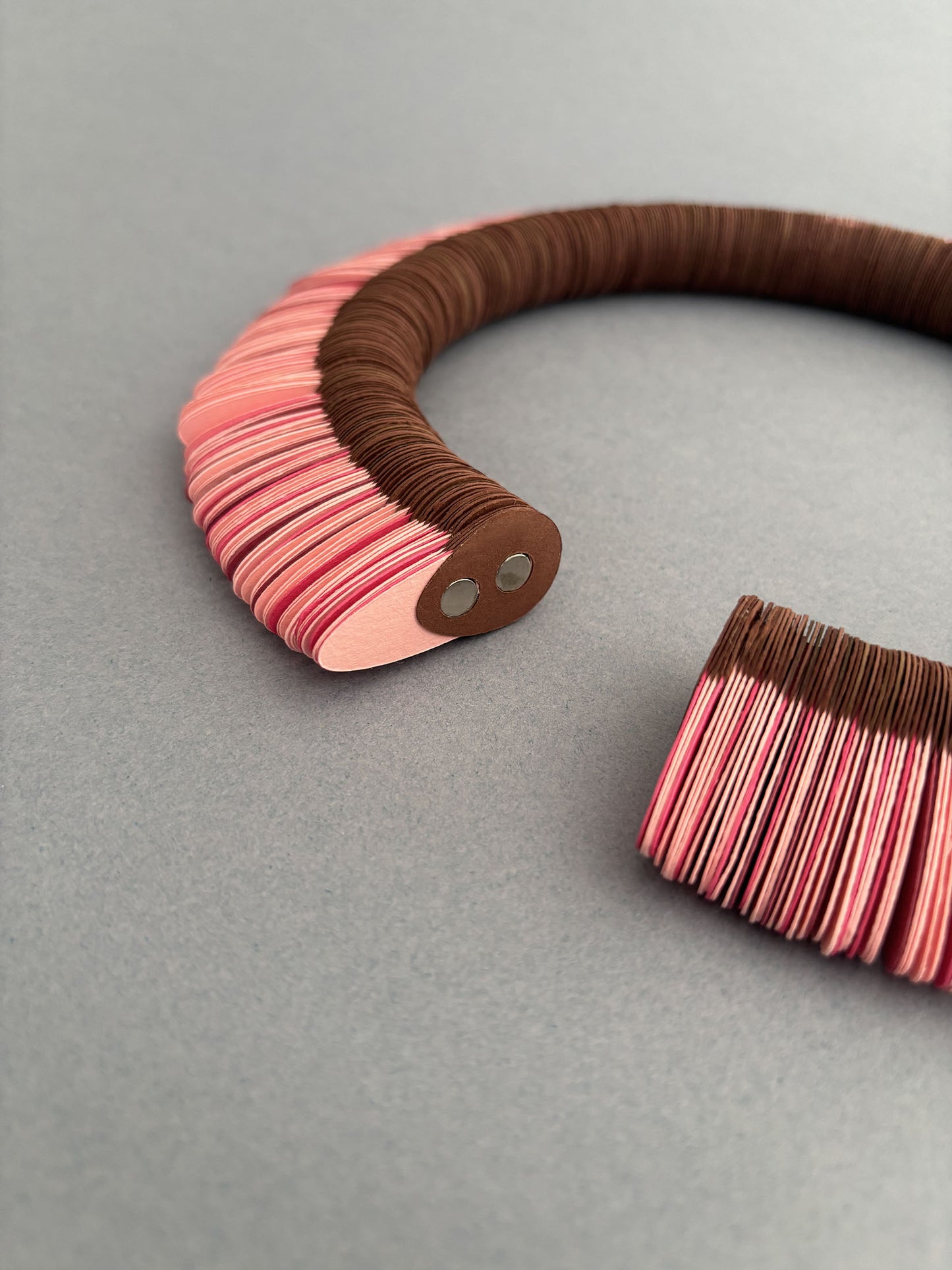 Petals, elegante girocollo in carta marrone e rosa - Verde Alfieri