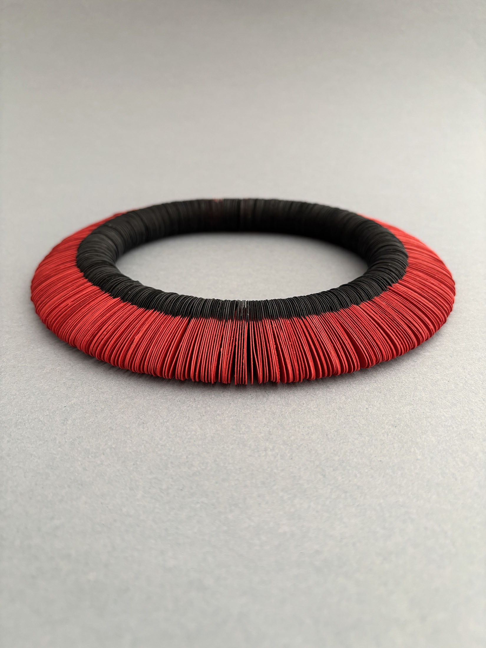 Petals, collana nera e rossa in carta - Verde Alfieri